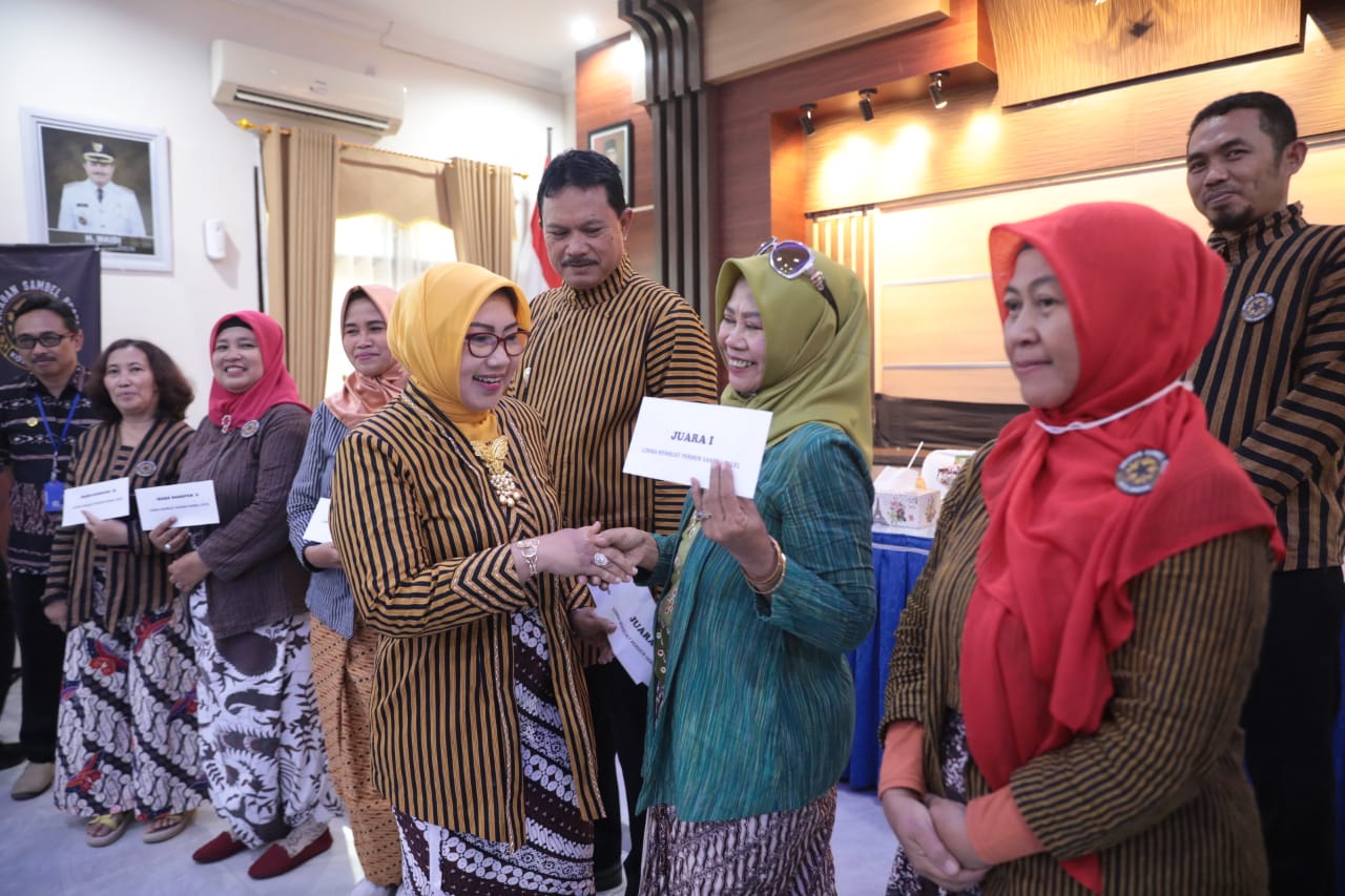 Foto 5 dari 13: Hadiri Pelatihan Produksi Permen Pecel, Wali Kota: Inovasi Baru Seperti Ini Harus Terus Dimunculkan