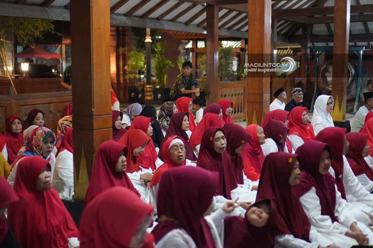 Foto 28 dari 33: Kesenian Klasik Gembrungan Hidupkan Malam Manggulan Grebeg Maulud Kota Pendekar