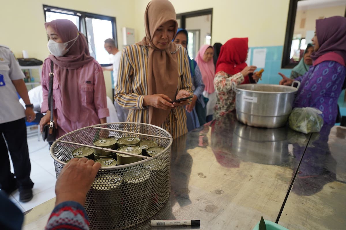 Foto 6 dari 9: Dukung UMKM Go International, DKPP Gelar Pelatihan Pengemasan Bentuk Kaleng