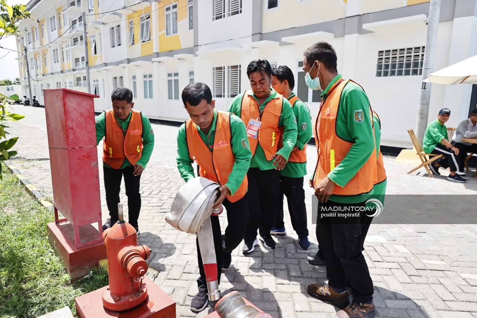 Foto 5 dari 8: Rusunawa Dilalap Si Jago Merah, Petugas Cekatan Padamkan Api Kebakaran