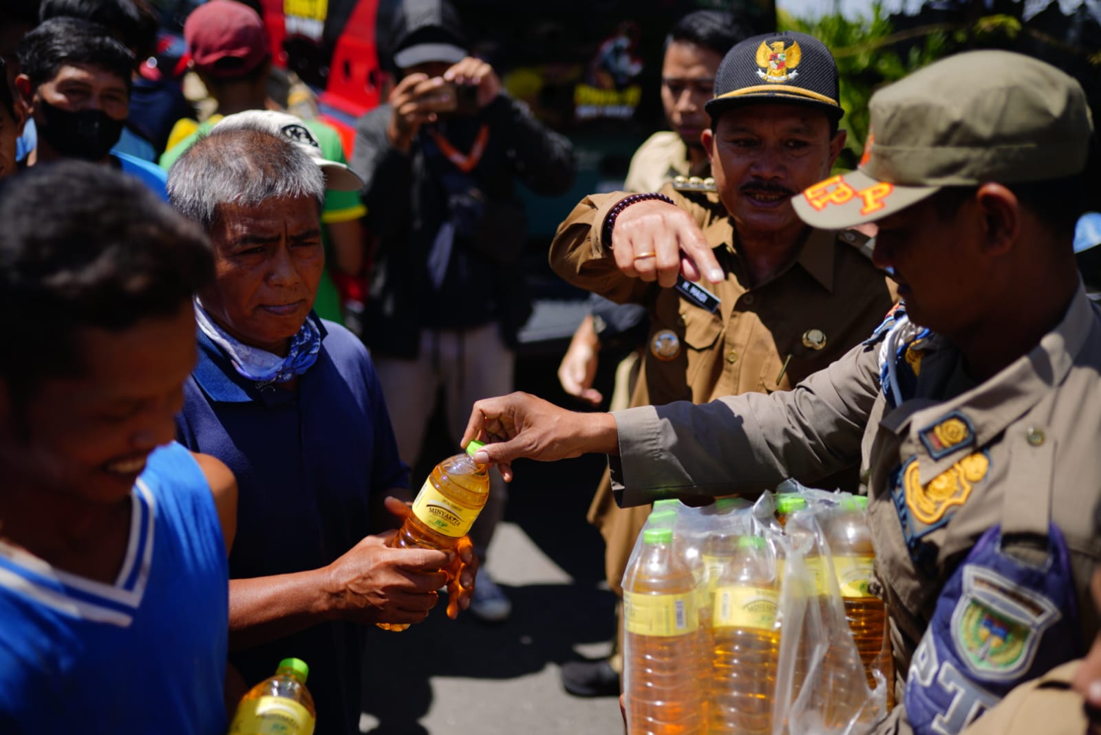 Foto 5 dari 8: Wali Kota Bagikan Sembako Gratis Untuk Masyarakat