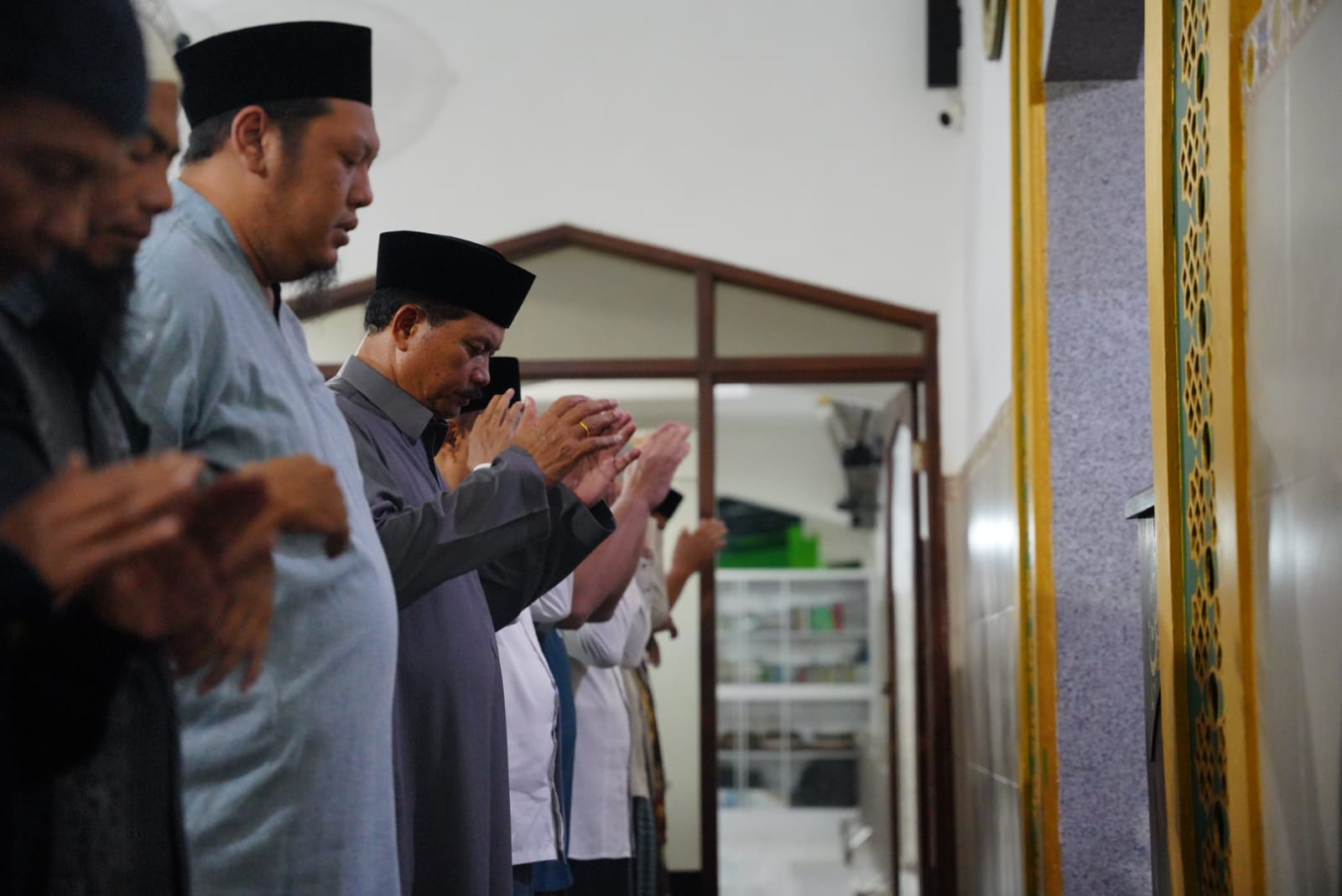 Foto 4 dari 10: Tarawih Di Masjid Al Muhajirin, Wali Kota Ajak Warga Tingkatkan Ibadah Sebelum Ramadan Berakhir