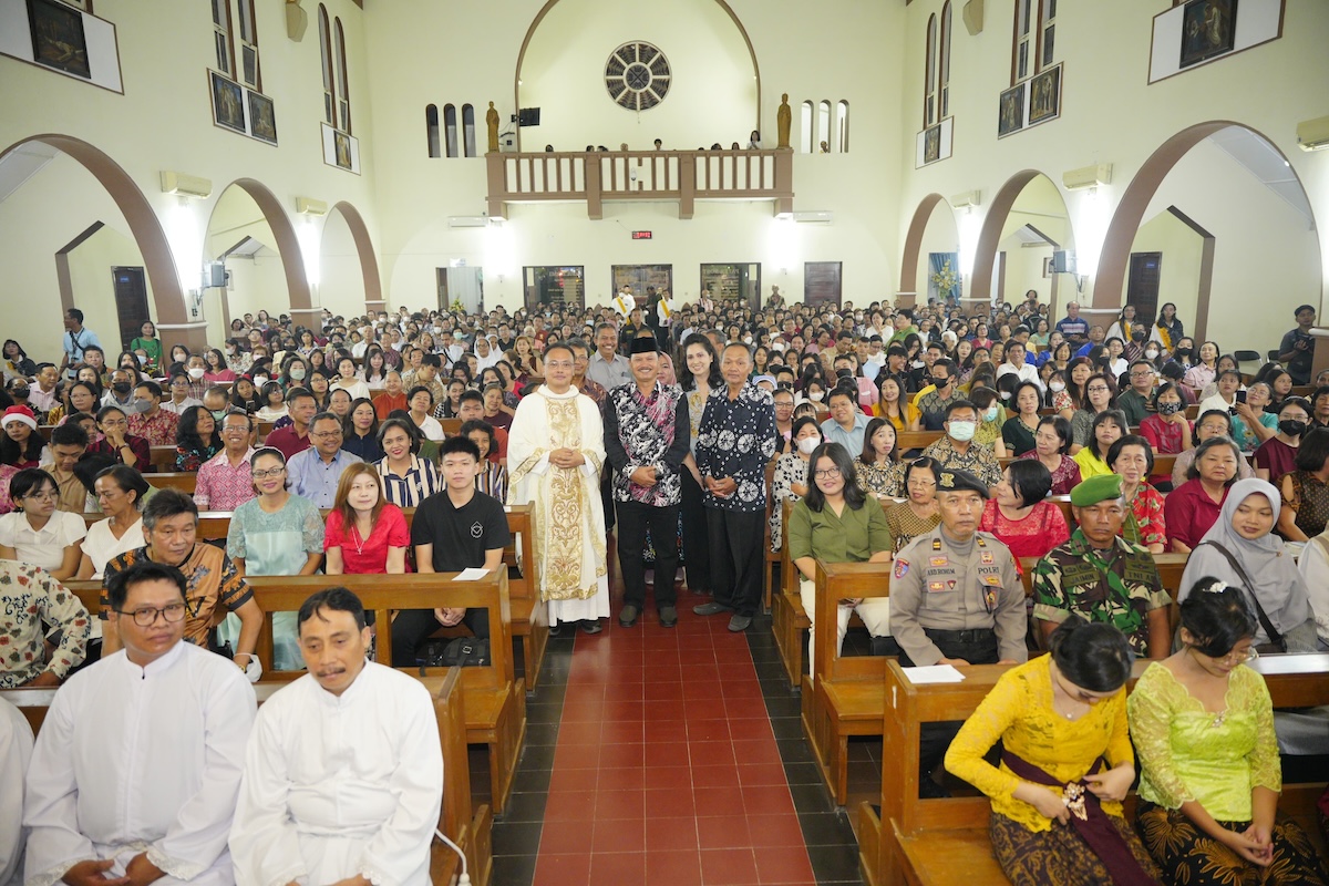 Foto 8 dari 8: Tinjau Pelaksanaan Ibadah Natal di Sejumlah Gereja, Wali Kota Pastikan Perayaan Natal Aman dan Nyaman di Kota Pendekar