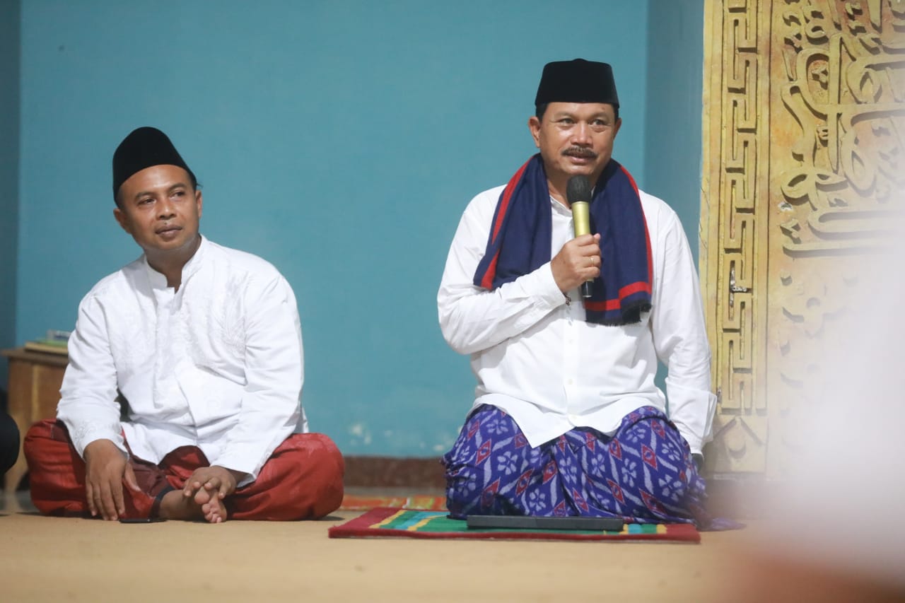Foto 7 dari 11: Salat Isya di Masjid At Thoilah, Wali Kota Salurkan Bantuan Masjid Hingga Rp 40 Juta