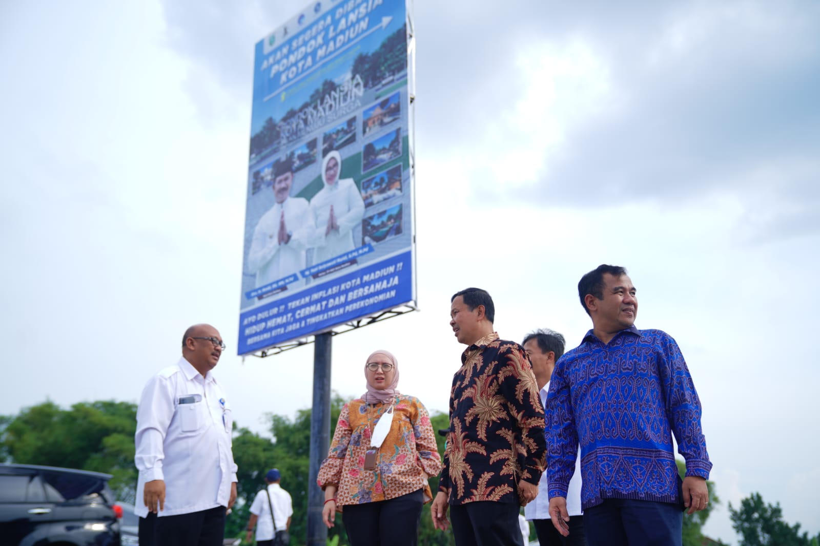 Foto 2 dari 6: Cek Pembangunan Pondok Lansia, Tim KPK Pastikan Proyek Sesuai Aturan
