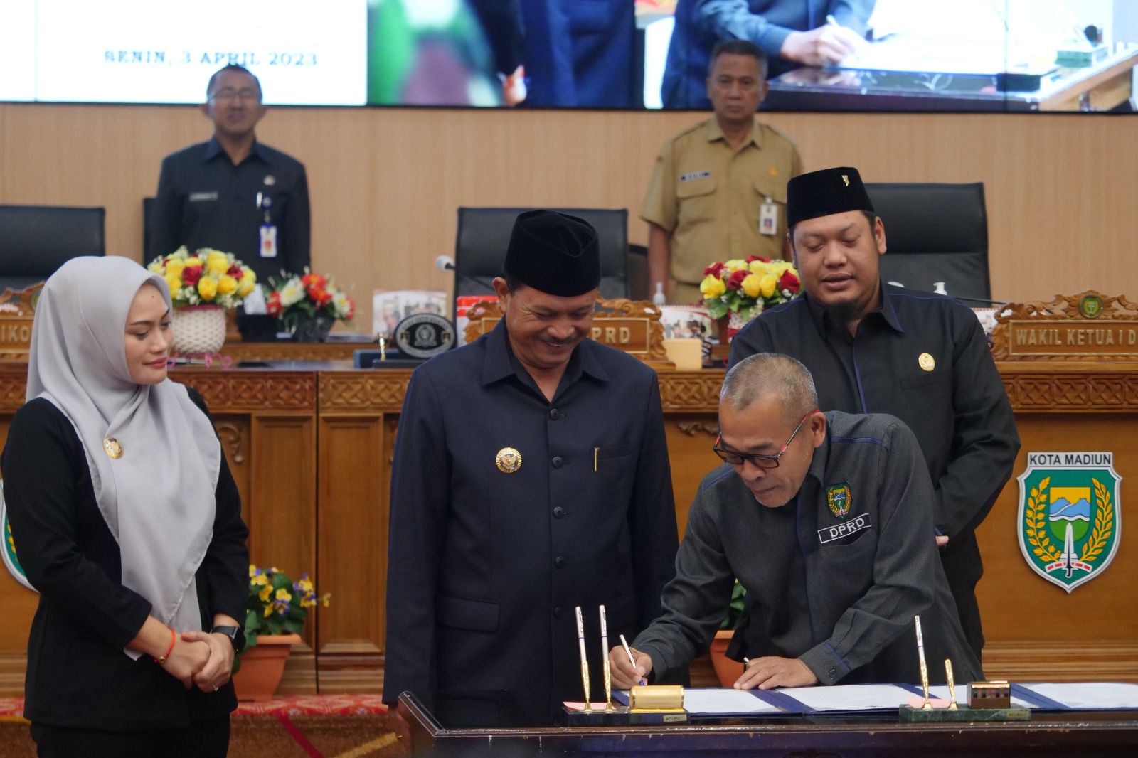 Foto 4 dari 10: Rapat Paripurna Pendapat Akhir Fraksi Terkait Rencana RTRW, Wali Kota: Catatan Akan Jadi Bahan Evaluasi
