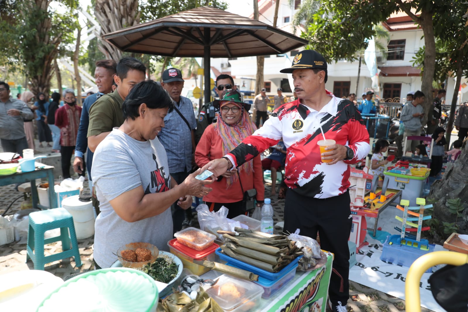 Foto 4 dari 14: Sambang Lapangan Gulun, Wali Kota Borong Dagangan Warga