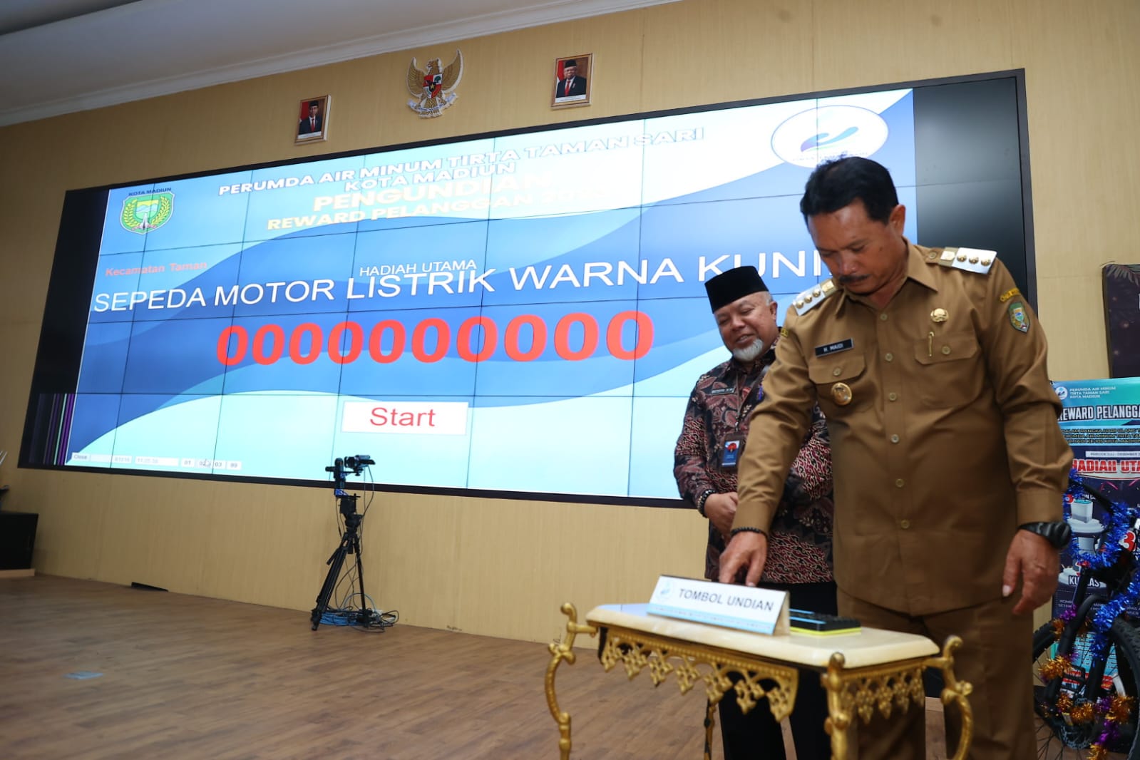 Foto 2 dari 9: Apresiasi Terhadap Pelanggan, PDAM Tirta Taman Sari Beri Reward Bagi Pelanggan