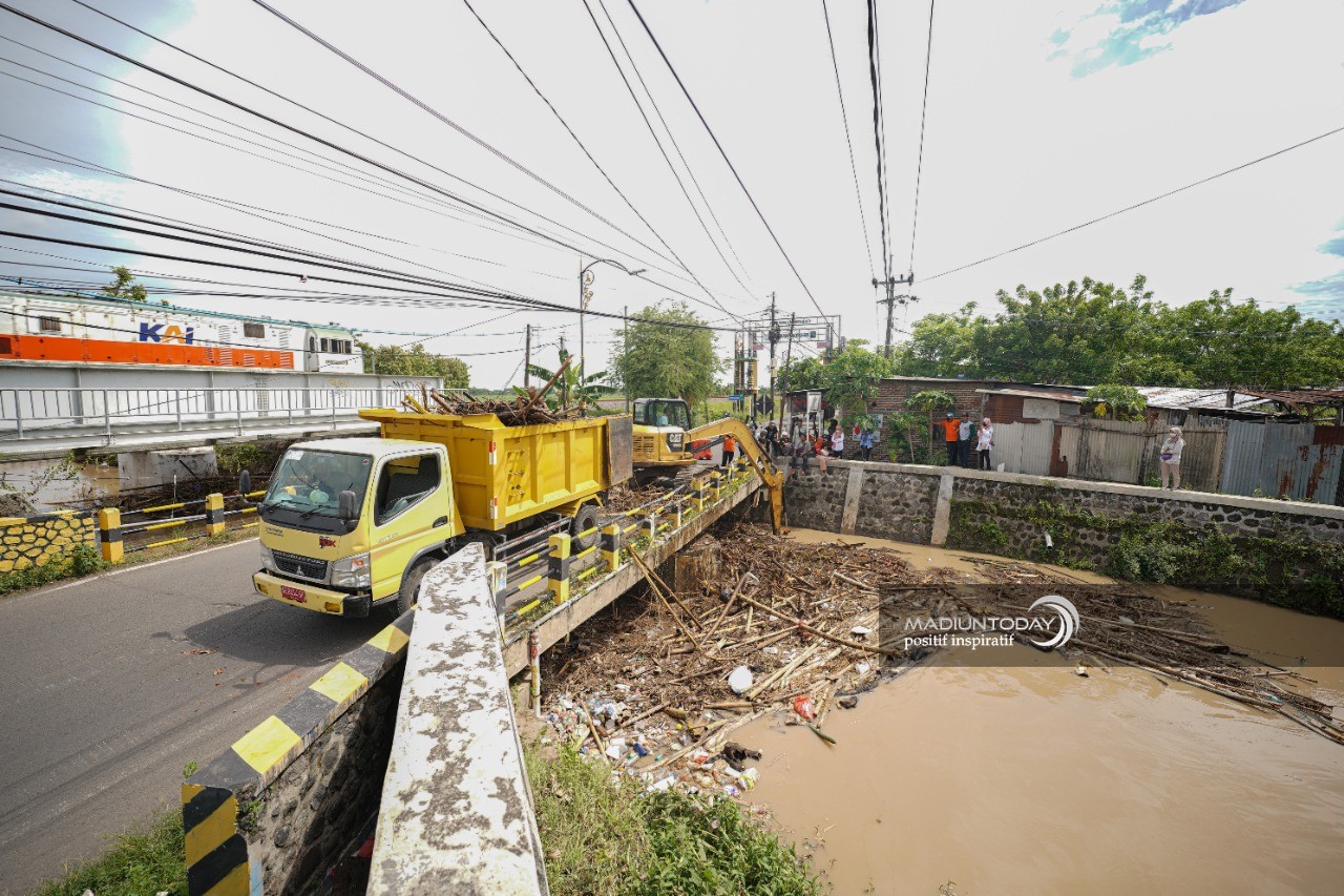 Sampah Bambu Ganggu Aliran, Petugas Langsung Membersihkan