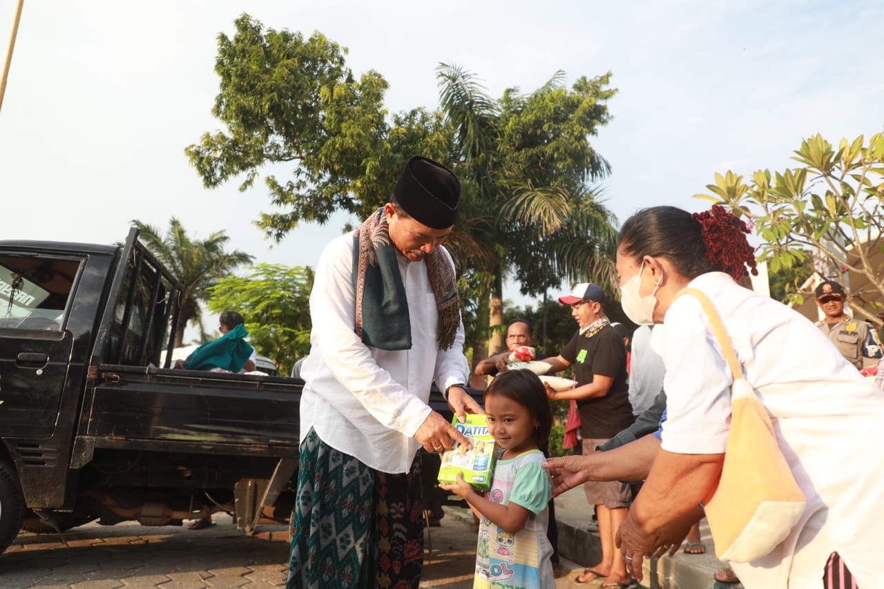 Foto 1 dari 13: Bagikan Ratusan Beras dan Gula ke PKL, Wali Kota: Sembako Selalu Ada