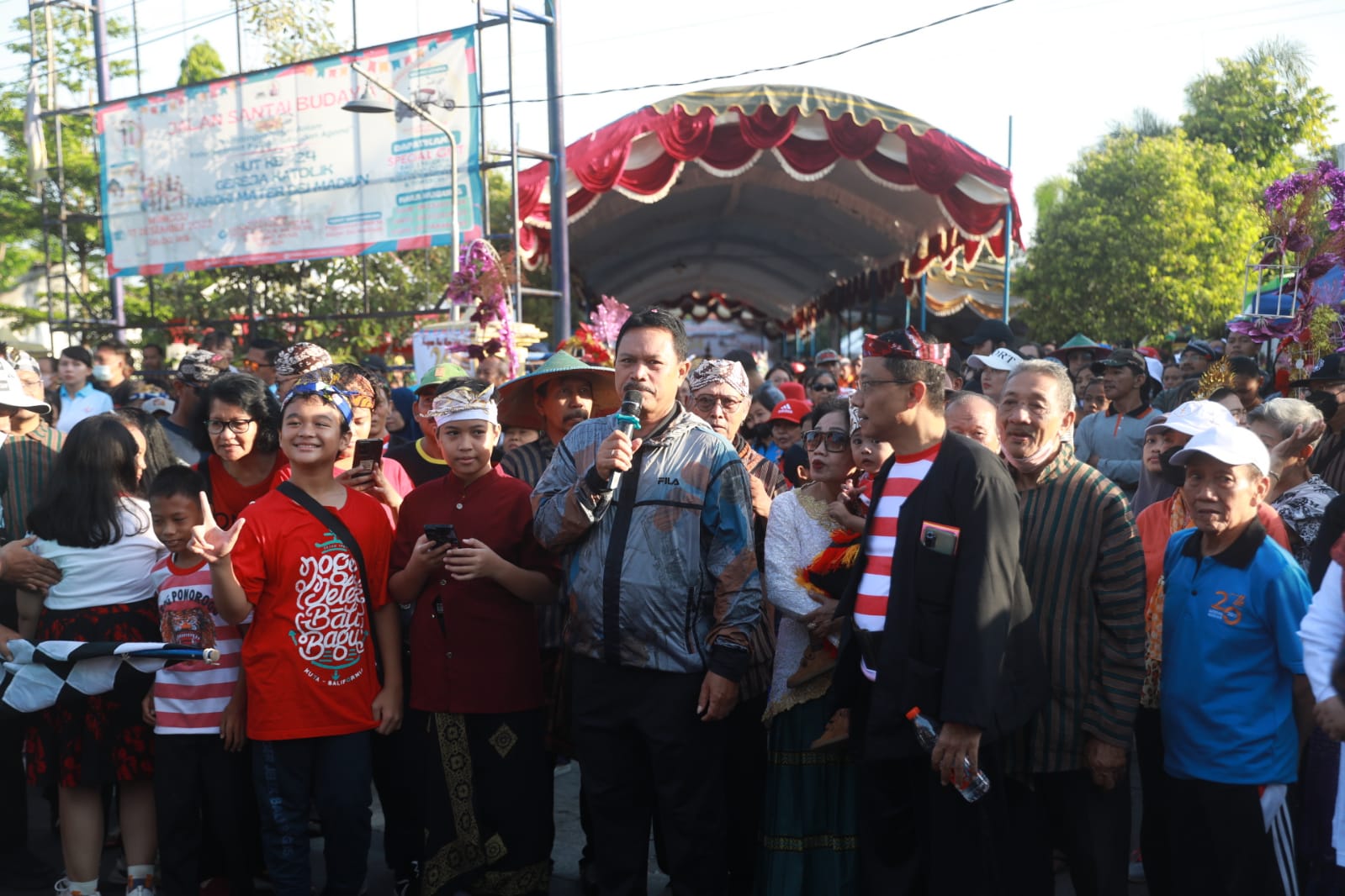 Foto 10 dari 14: Hadiri Peringatan HUT Gereja Mater Dei, Wali Kota Ikut Jalan Santai Hingga Borong Produk UMKM