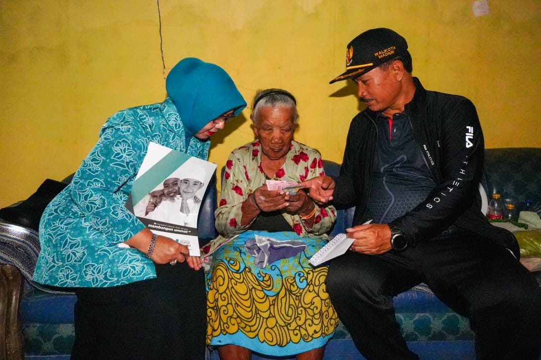 Foto 6 dari 7: Tiga Tahun Ngebrok, Miasih Senang Ibunya Dapat Bantuan Kursi Roda Dari Wali Kota