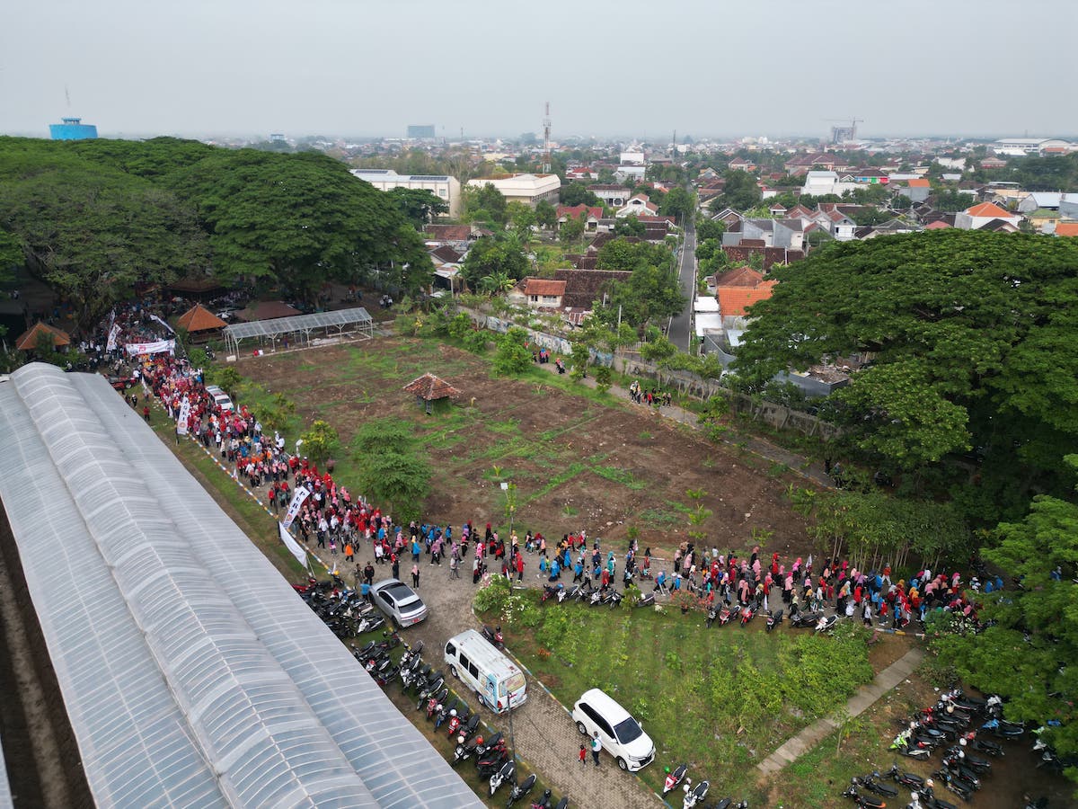 Foto 6 dari 8: Wali Kota Ikut Jalan Santai Peringatan HUT PGRI ke 78 dan HGN