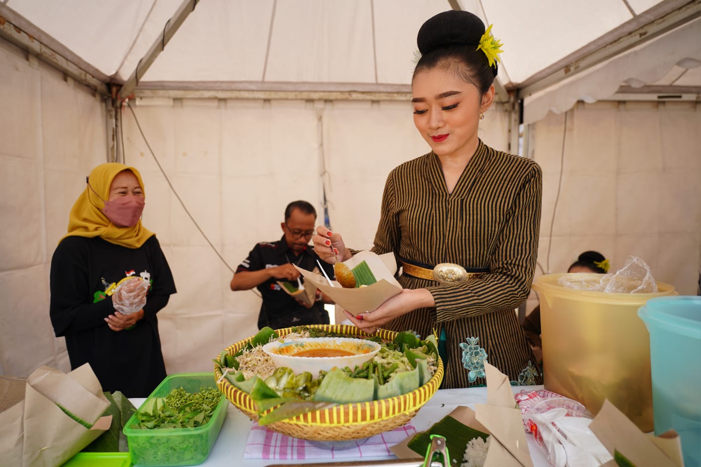 Foto 4 dari 10: Festival Pecel Pincuk Resmi Dimulai, Pemkot Siapkan 600 Porsi Gratis Hari Ini