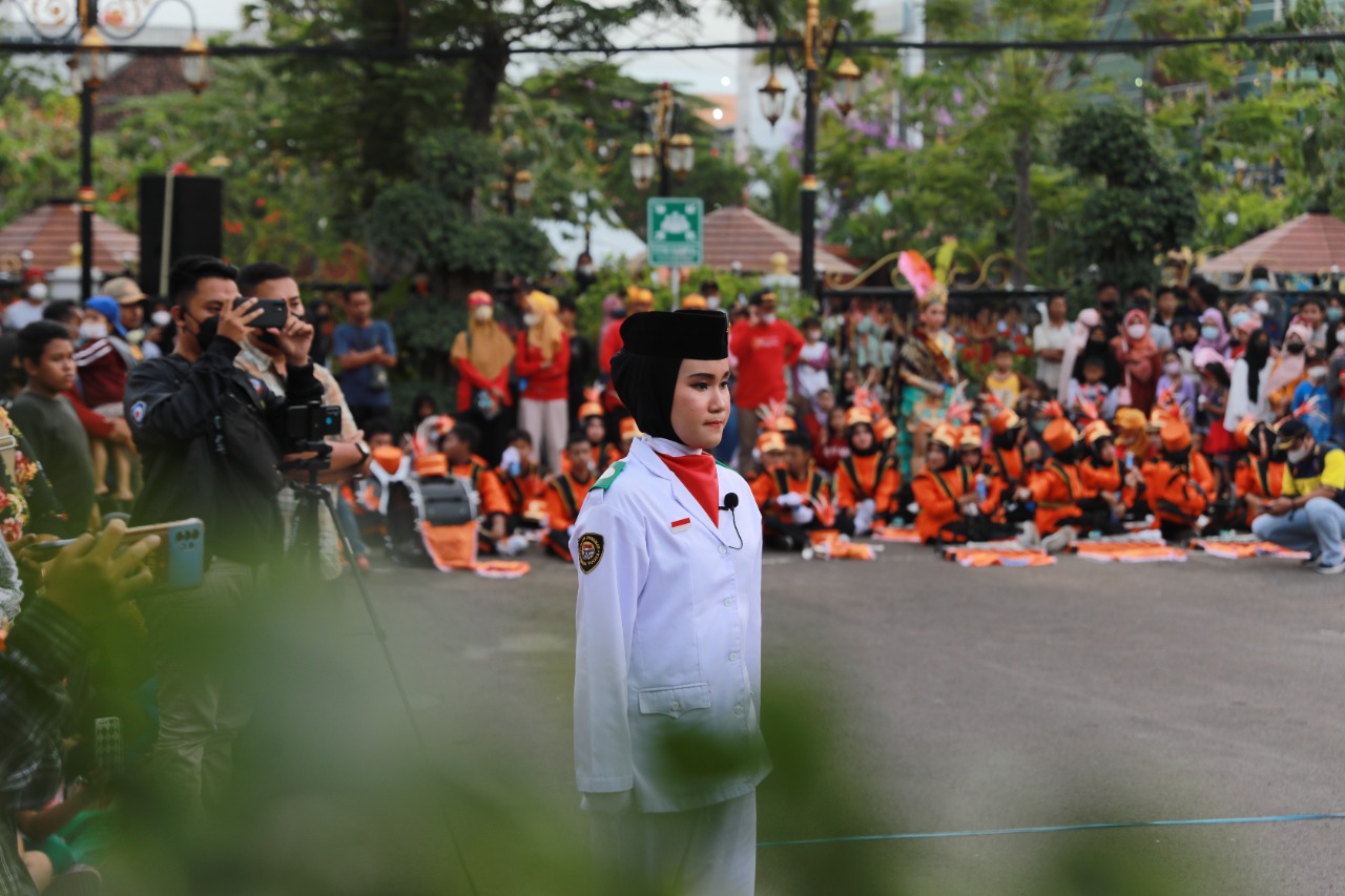 Foto 8 dari 11: Tampil Memukau, Drumband SMPN 11 dan Paskib SMKN 2 Madiun Unjuk Gigi di Parade Senja