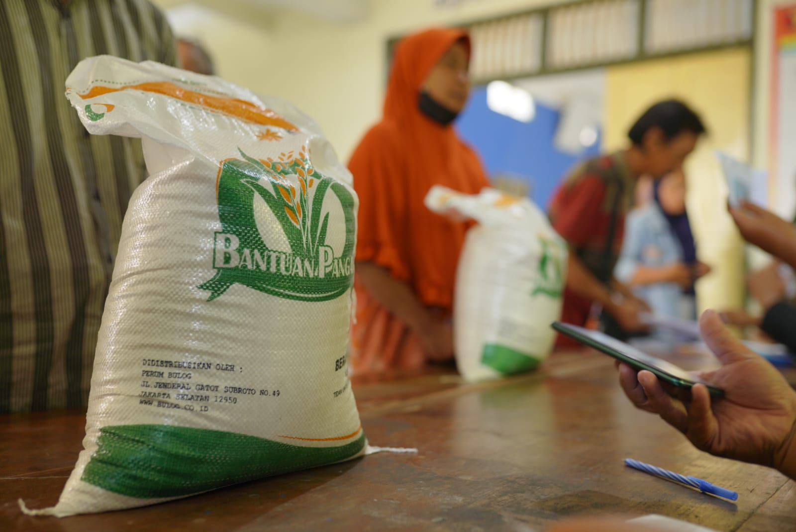 Foto 2 dari 9: Bantuan Pangan Tahap Kedua Jatah Oktober Mulai Dicairkan, Penerima Dapat 10 Kg Beras Bantuan