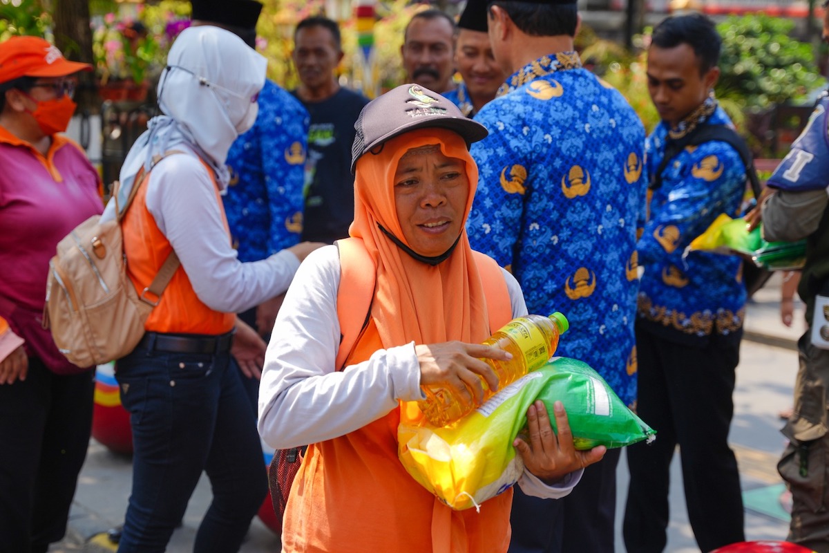 Foto 5 dari 8: Amalkan Sila ke Lima, Wali Kota Bagi-Bagi Sembako ke Tukang Becak Hingga Projasih