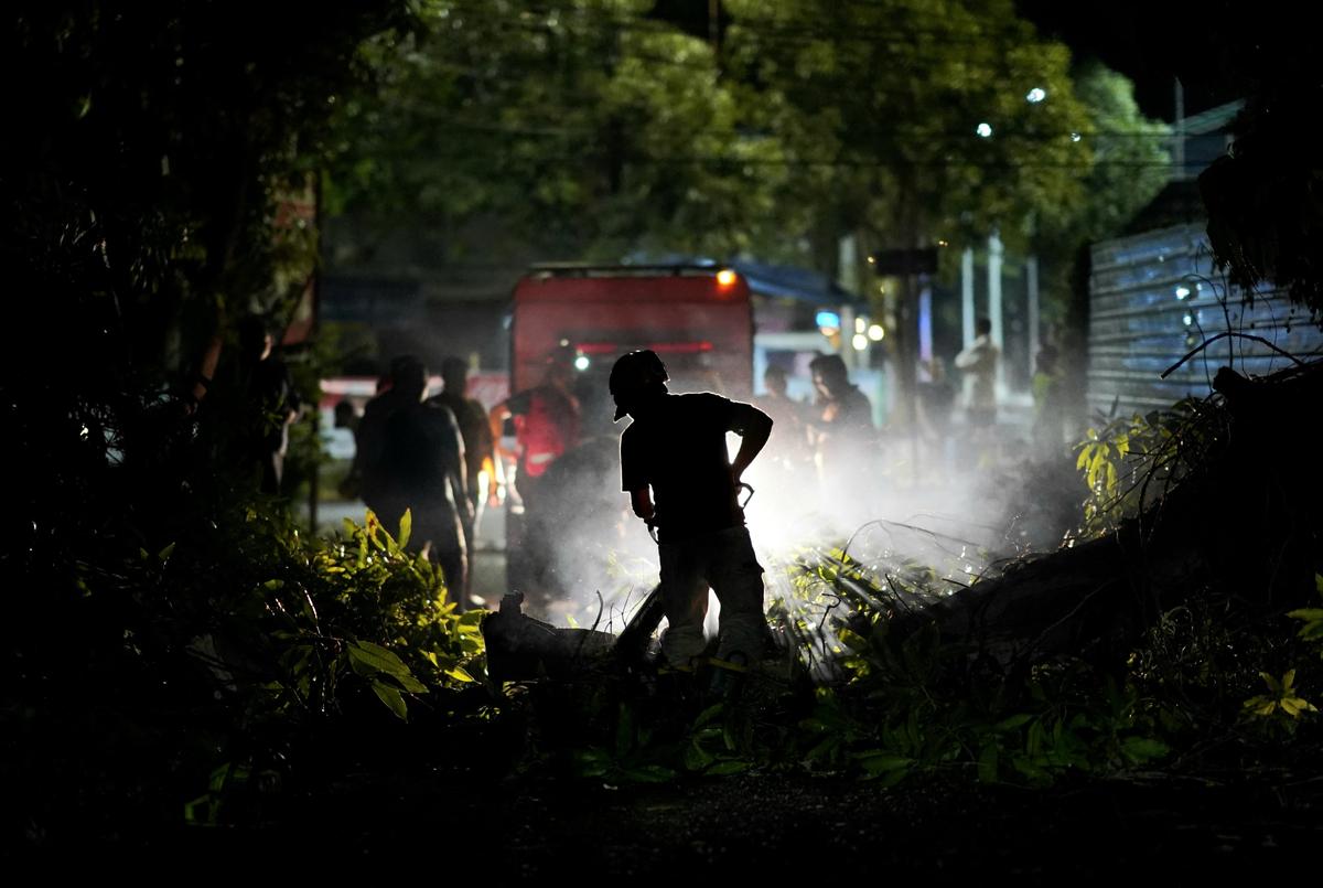 Foto 18 dari 22: Kota Madiun Diterjang Puting Beliung, Petugas Respon Cepat Bersihkan Area Terdampak