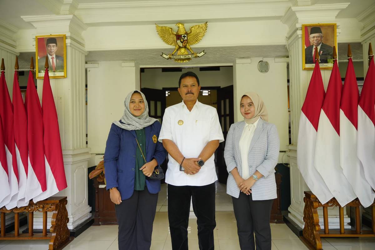Foto 17 dari 18: Banyak Tamu Ingin Bertemu, Wali Kota Layani Empat Audiensi Sekaligus Secara Bergantian