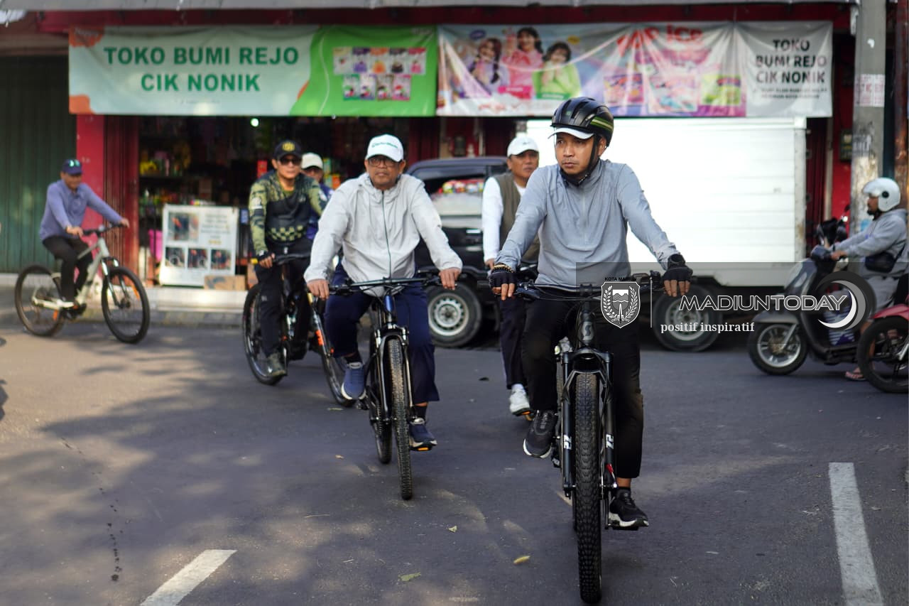 Foto 14 dari 19: Gowes Keliling Kota, Plt Wali Kota Madiun Cek P2L, Data Ekonomi hingga Kebersihan Lingkungan