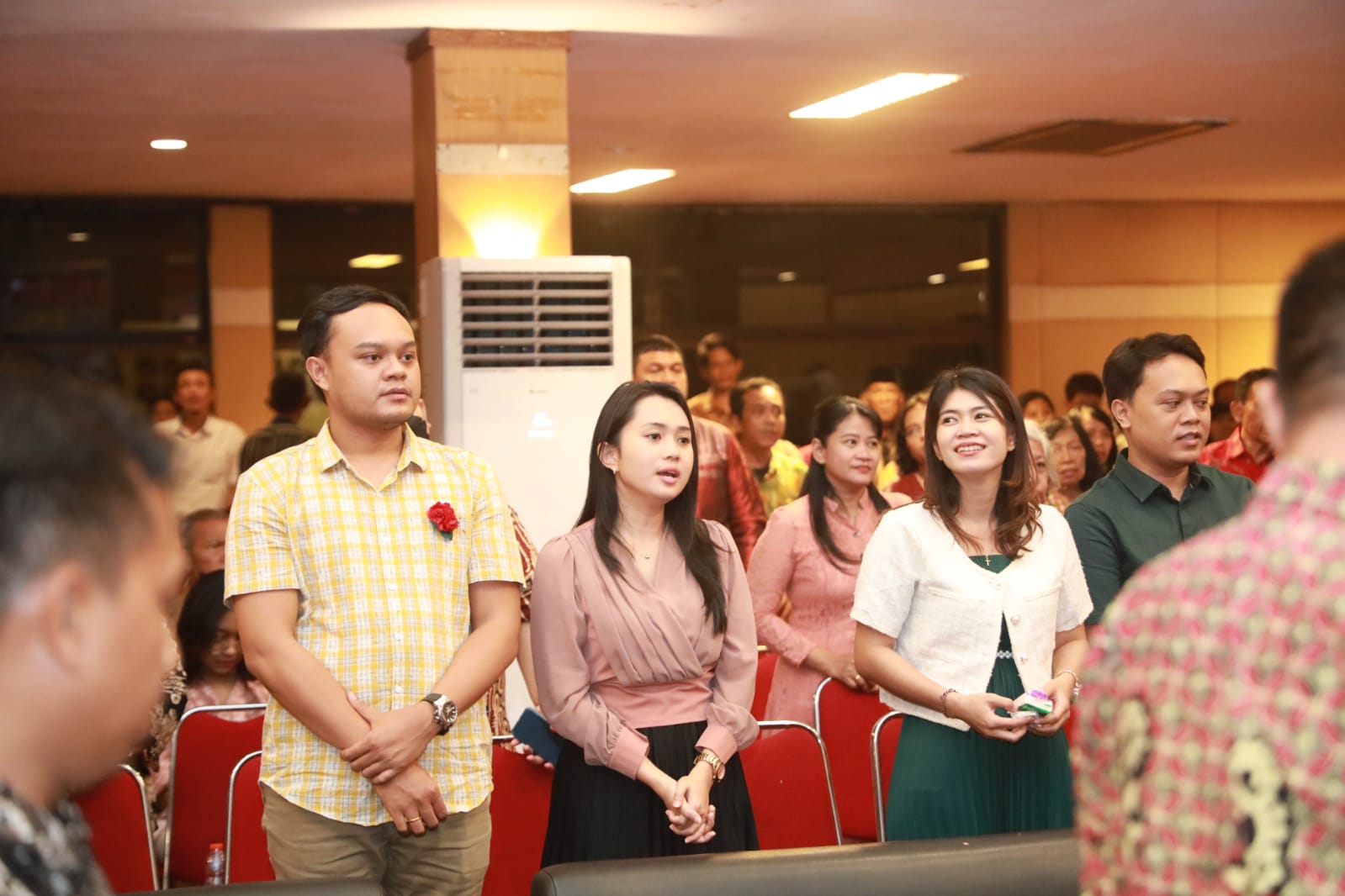 Foto 10 dari 12: Hadiri Perayaan Natal Warga GKJW Madiun, Wali Kota Harap Perayaan Natal Bawa Pesan Kedamaian
