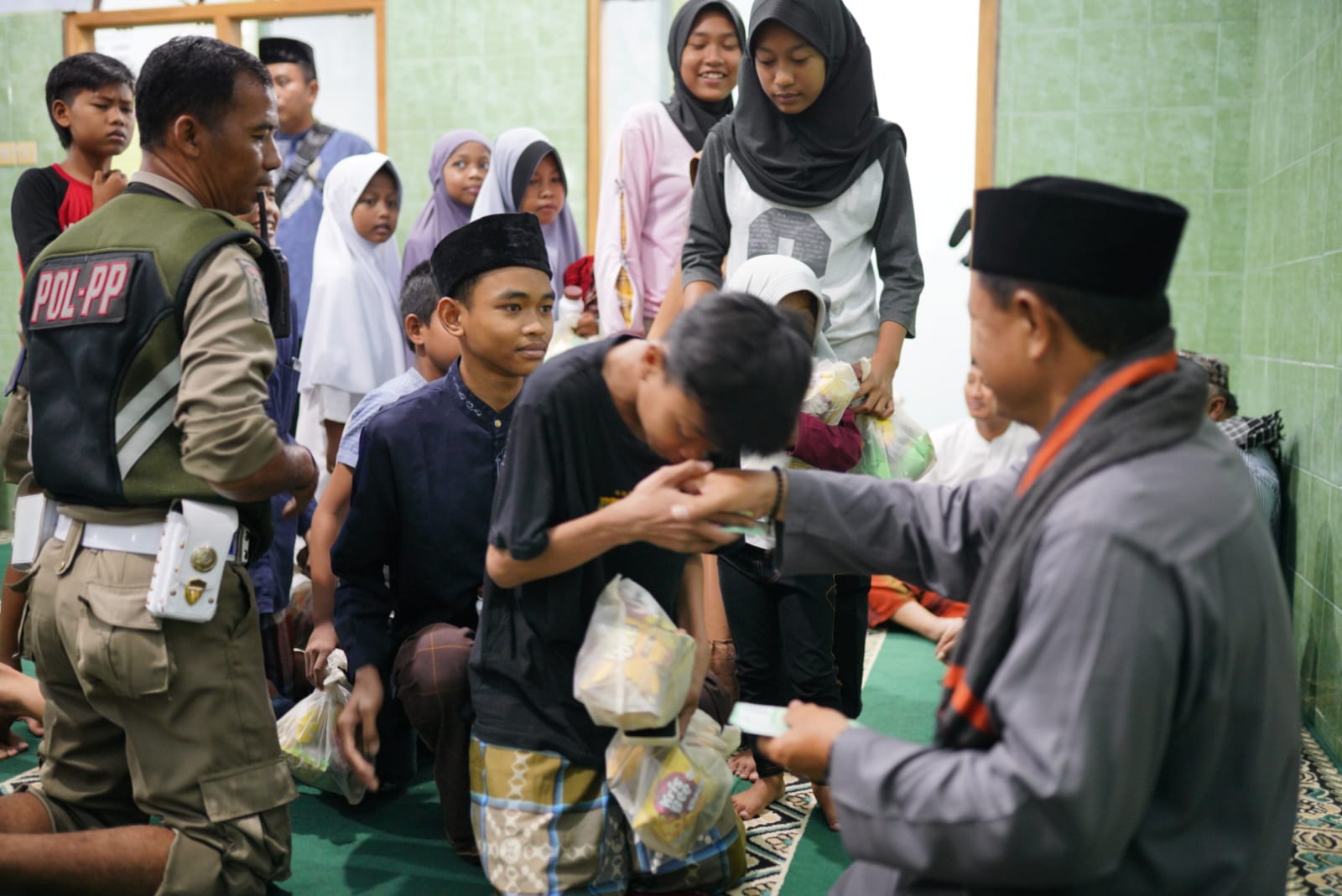 Foto 8 dari 11: Wali Kota Salat Isya di Musala Al Palang, Juga Bersilaturahmi Hingga Salurkan Bantuan