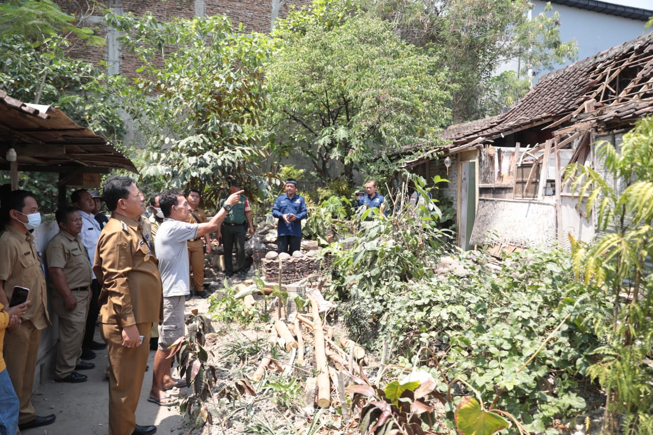 Foto 7 dari 10: Gandeng Baznas, Wali Kota Salurkan Bantuan Bagi Pemilik Rumah Ambruk di Nambangan Lor