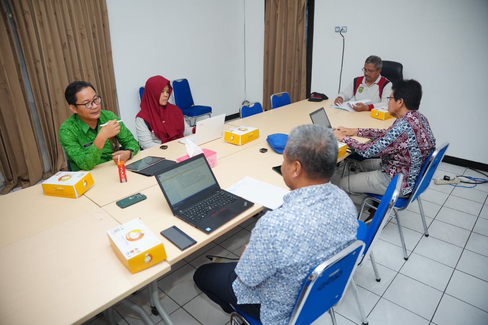Foto 5 dari 12: Lengkapi Data Proposal Tugas Akhir Program Doktor Wali Kota, Tim UT Kembali Datang Gelar Assessment Kedua