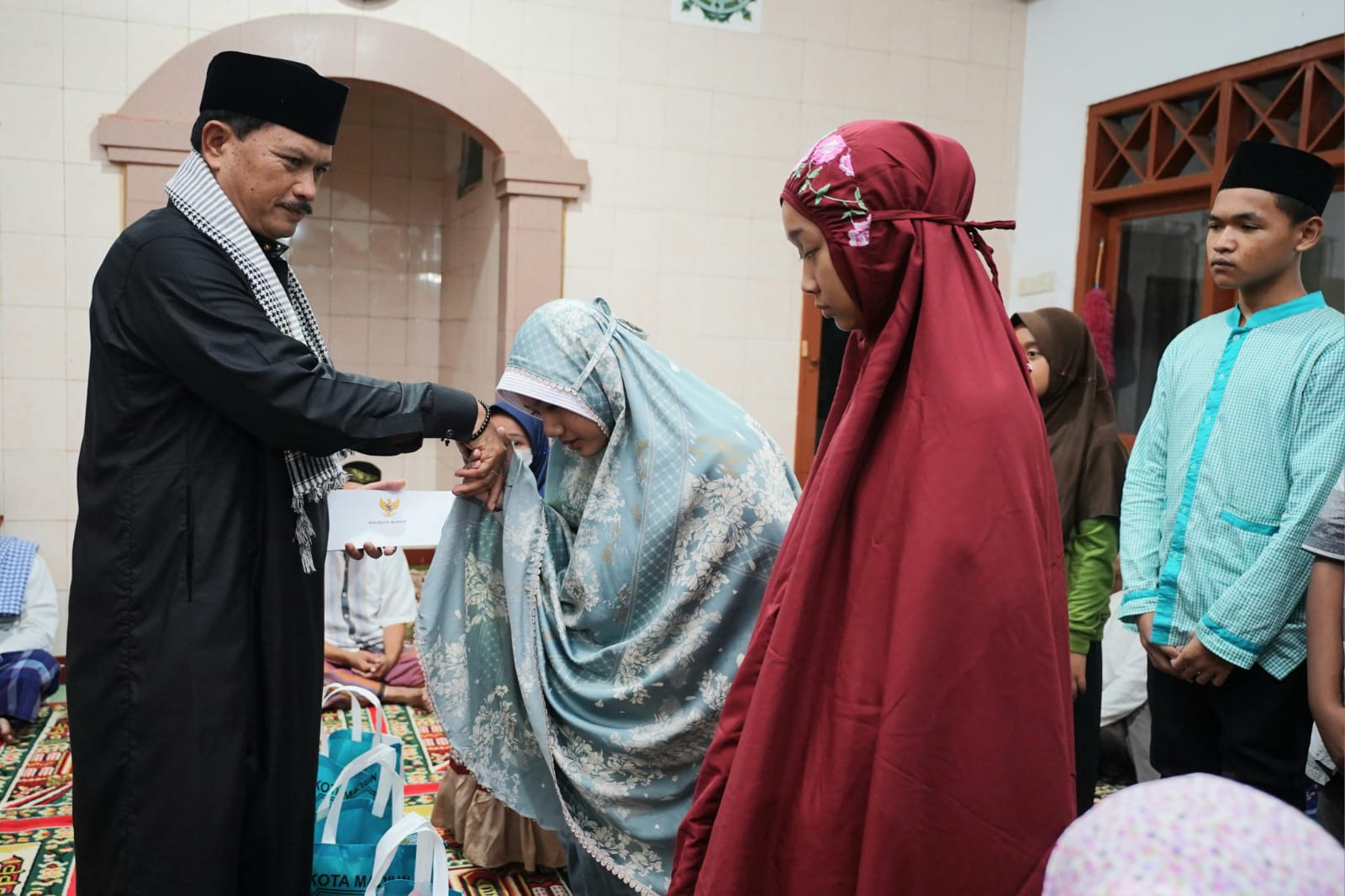 Foto 9 dari 10: Gelar Safari Ramadhan, Wali Kota Ikuti Shalat Isya Dan Tarawih Di Mushola Al Ikhlas Bersama Warga