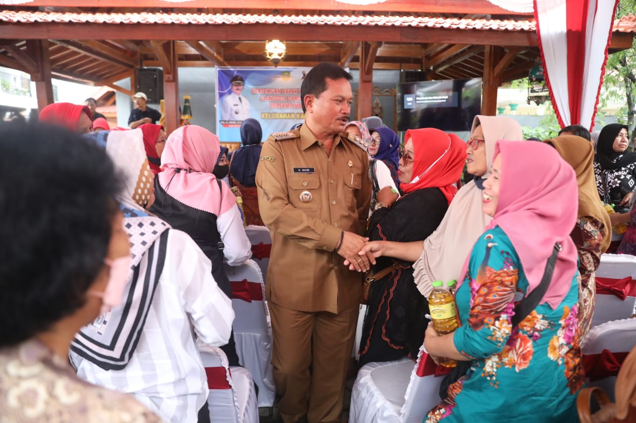 Foto 6 dari 11: Sambang Warga di Dua Kelurahan, Wali Kota Pesan Jaga Kesehatan Selama Bulan Ramadan