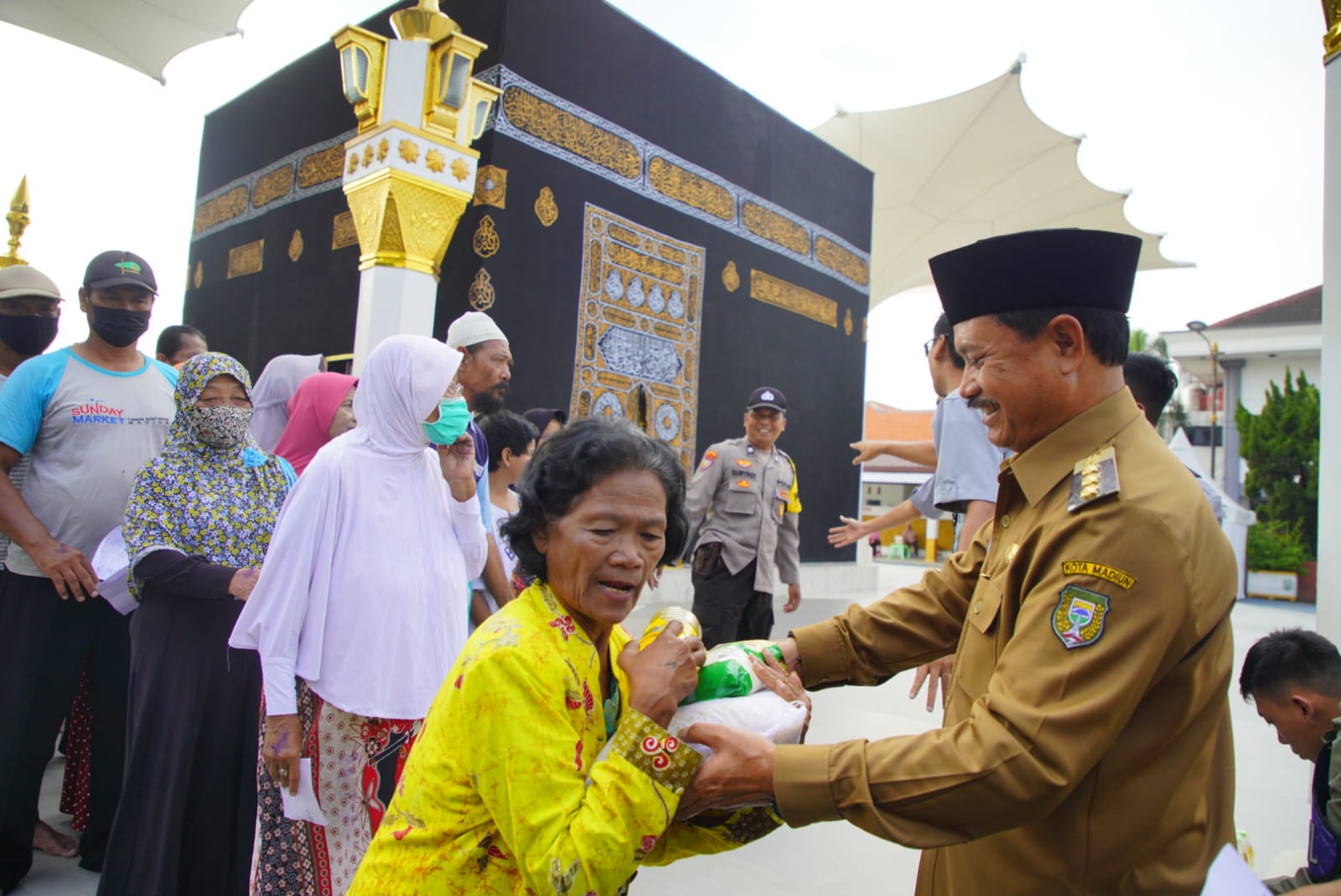 Foto 9 dari 10: Berbagi Kebahagiaan Hari Raya, Wali Kota Salurkan Sembako Kepada Warga Sekitar Tempat Wisata Hingga Penghuni Rusunawa