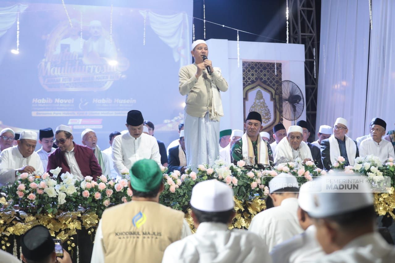 Foto 12 dari 16: Hadiri Peringatan Maulid Nabi Muhammad SAW, Wali Kota Ajak Masyarakat Tingkatkan Iman dan Taqwa