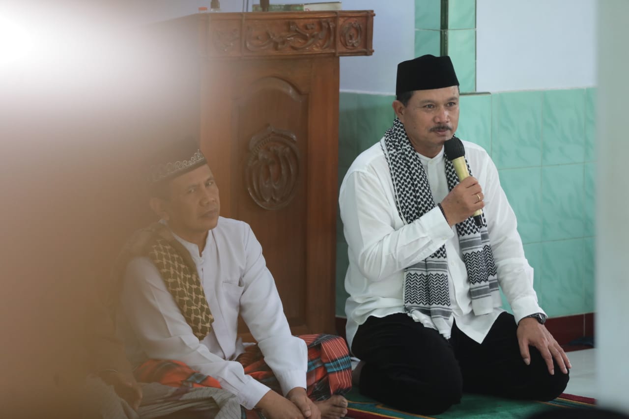 Foto 3 dari 10: Salat Jum’at di Masjid Ar-Rohman, Wali Kota Persilahkan Jamaah Sampaikan Usulan