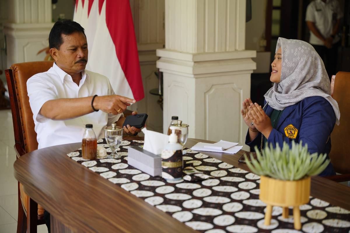 Foto 3 dari 18: Banyak Tamu Ingin Bertemu, Wali Kota Layani Empat Audiensi Sekaligus Secara Bergantian