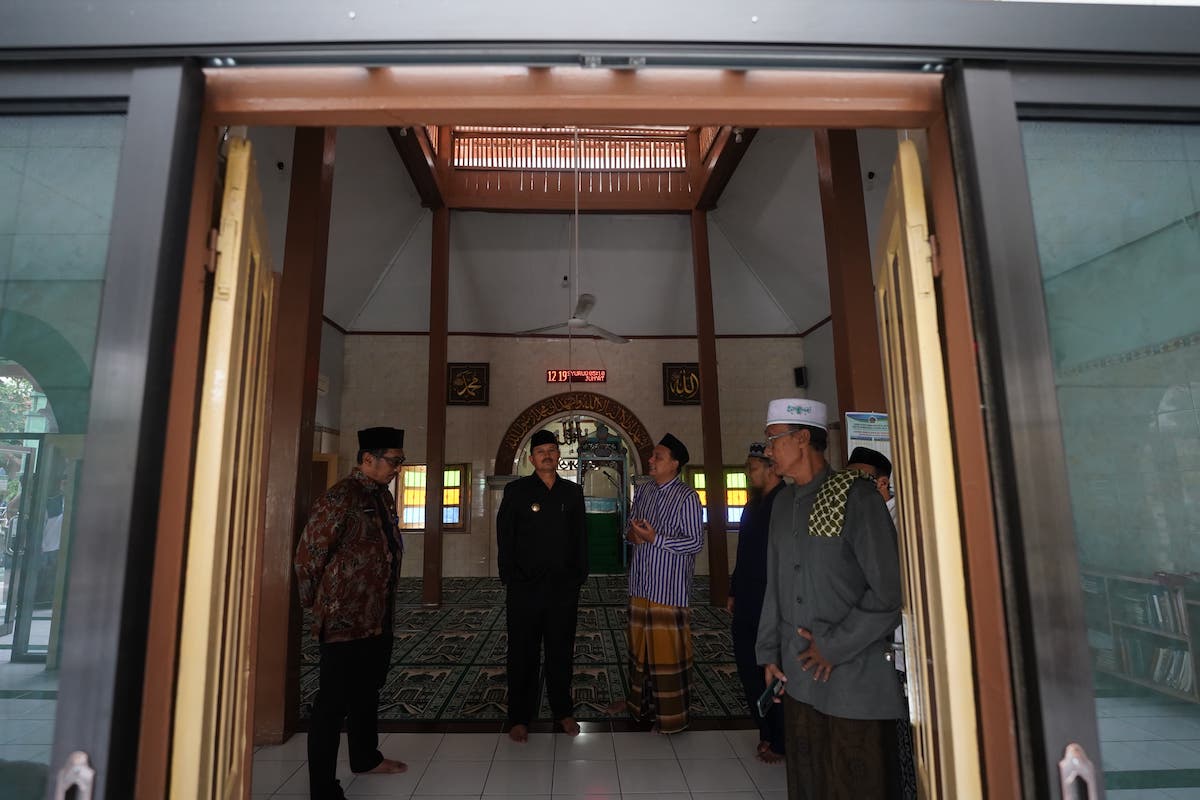 Foto 5 dari 9: Salat Jumat di Masjid Al Arowiyah, Wali Kota Laksanakan Ibadah Bareng Masyarakat