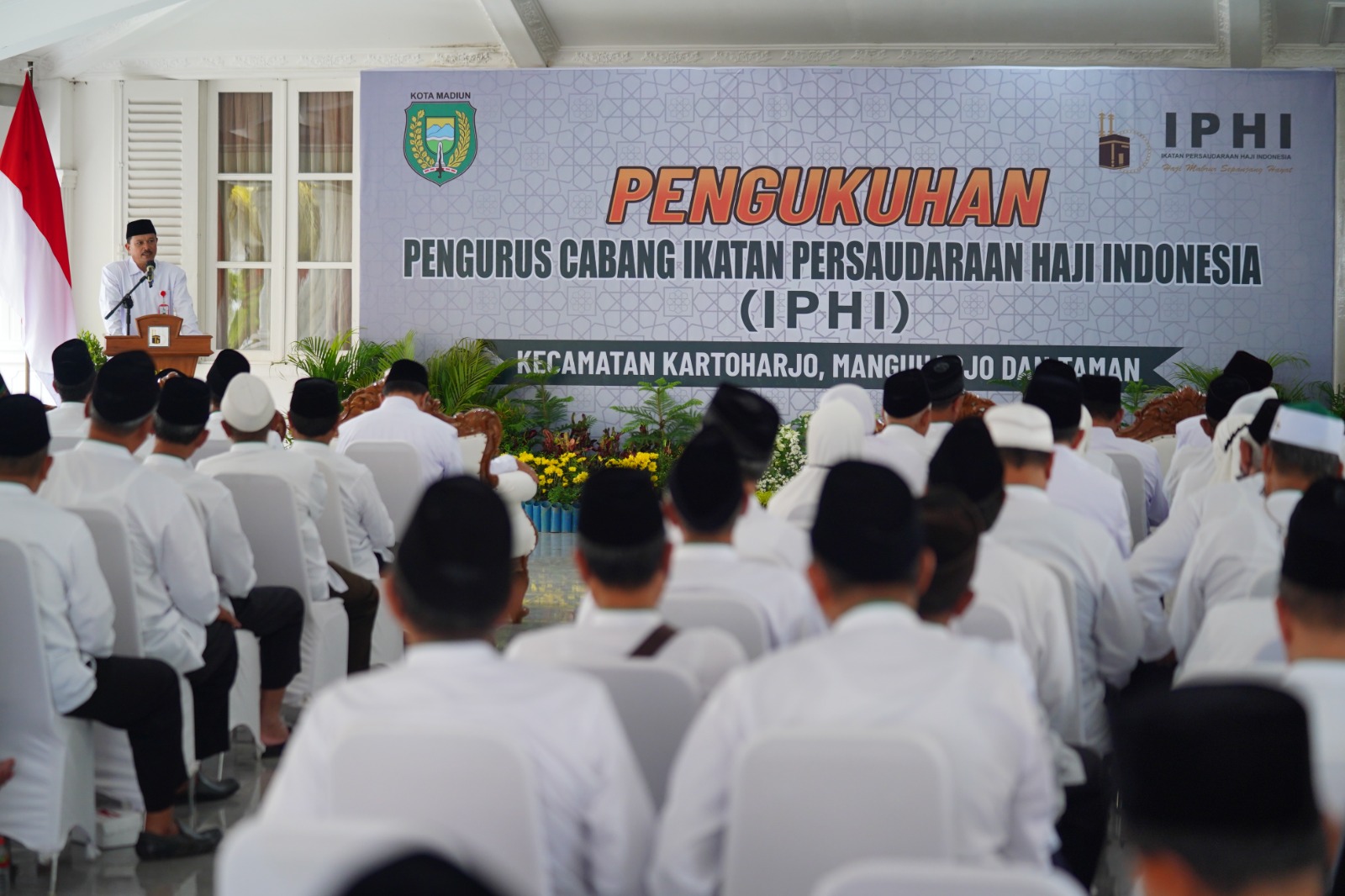 Foto 3 dari 10: Kukuhkan Pengurus IPHI, Wali Kota Harap Kepengurusan Bisa Bawa Kemajuan Untuk Kota