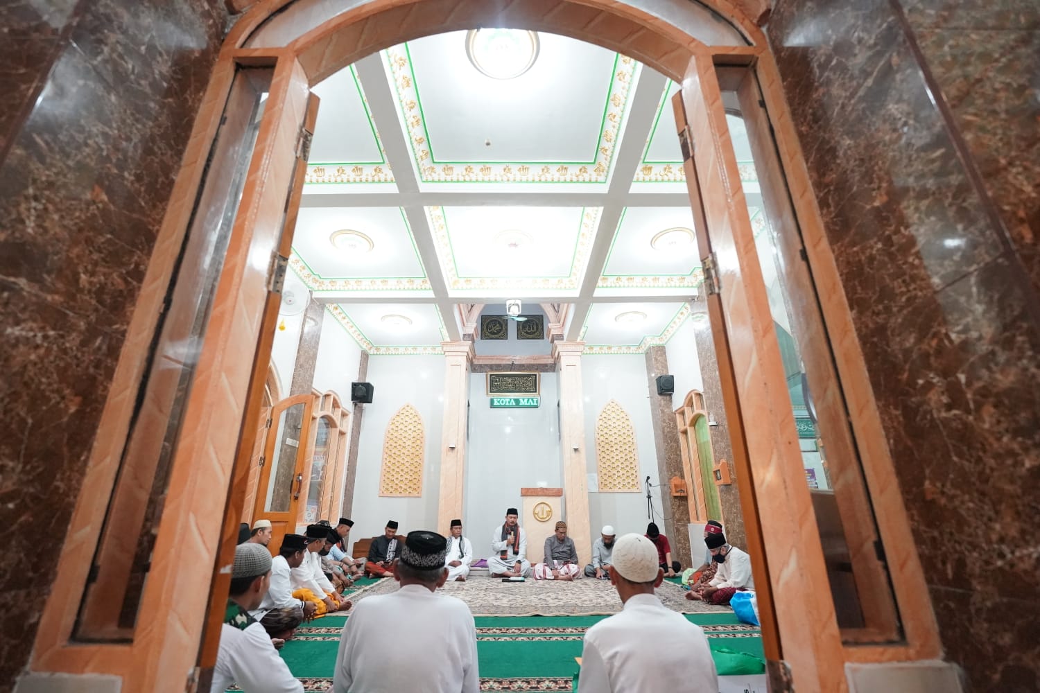 Foto 6 dari 10: Salat Isya di Masjid Al-Furqon, Wali Kota Belanja Masalah Langsung dari Jamaah
