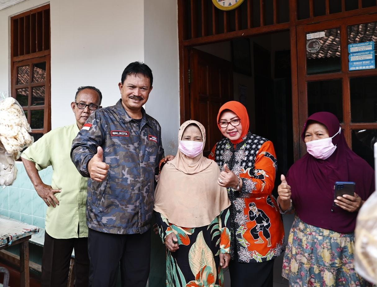 Foto 9 dari 10: Wali Kota Salurkan Bantuan Kursi Roda Dan Tongkat Jalan Bagi Warga Yang Membutuhkan