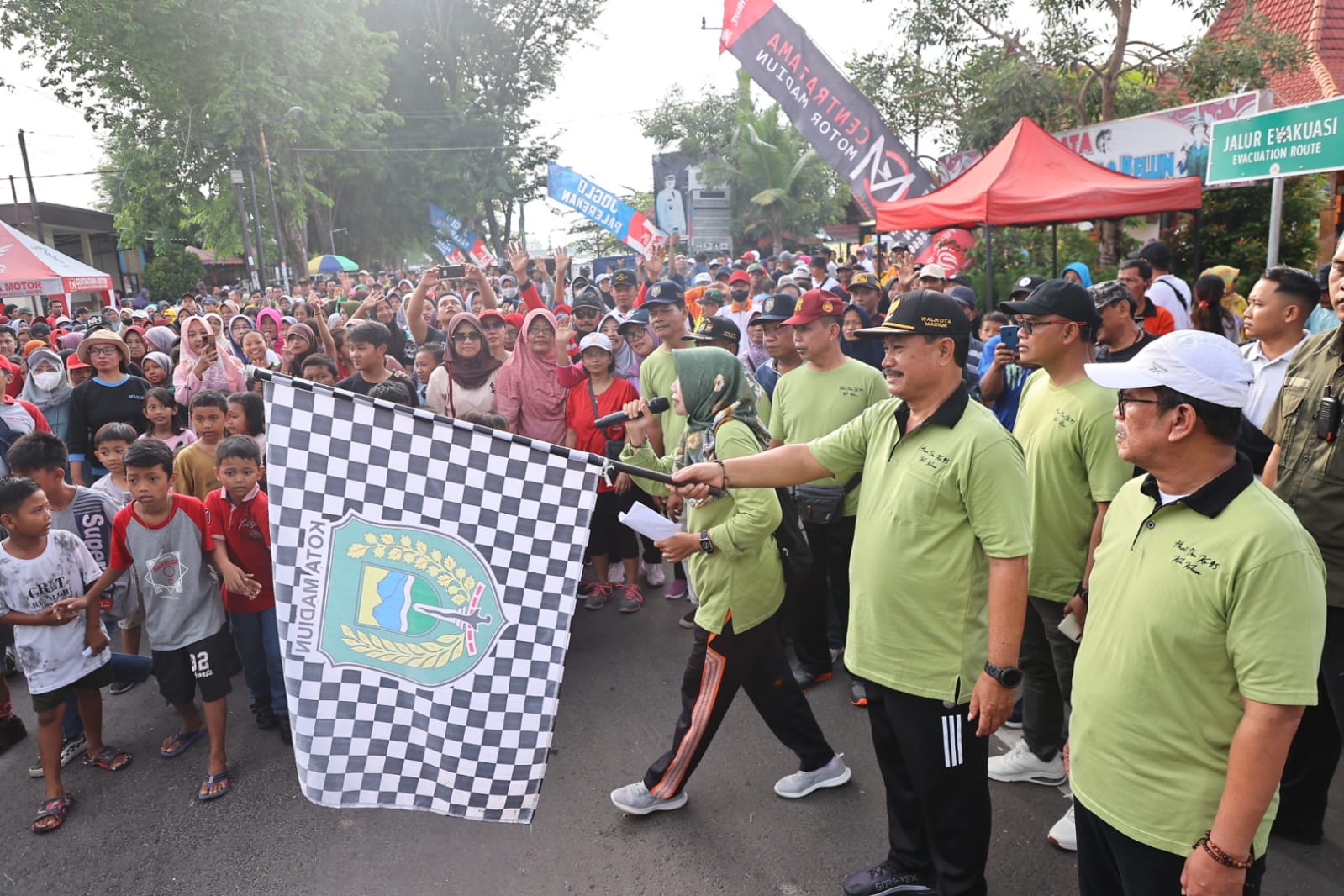 Peringati Hari Ibu, Warga Kelurahan Kelun Gelar Jalan Santai Bersama Wali Kota