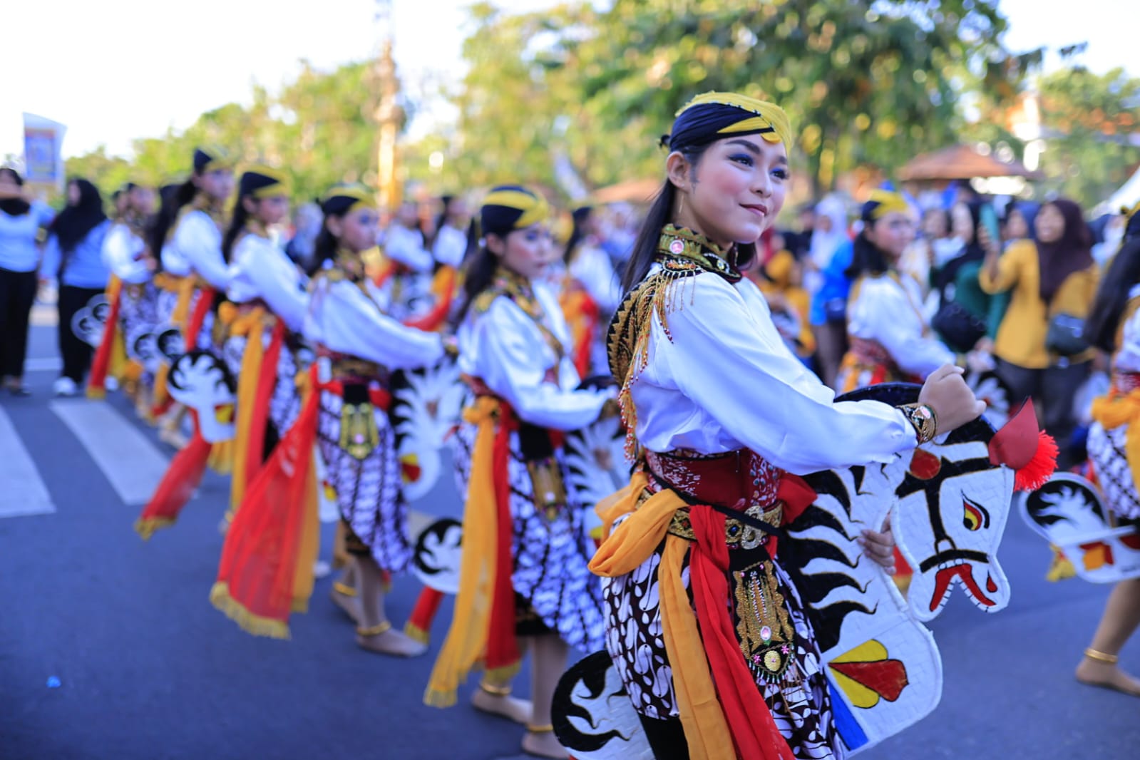 Foto 5 dari 8: Parade Senja SMPN 2 dan PBB Kreasi SMKN 3 Banjir Atensi