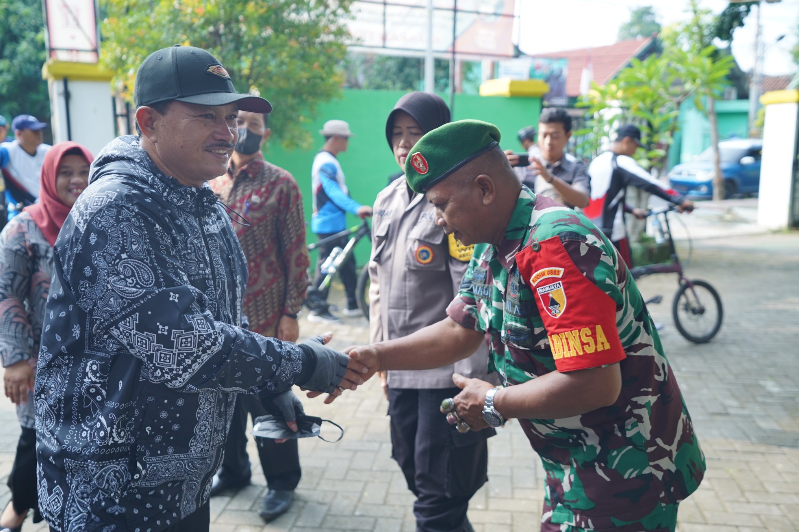 Foto 6 dari 10: Wali Kota Sampaikan Oleh-Oleh dari Luar Negeri Saat Gowes di Tiga Kelurahan