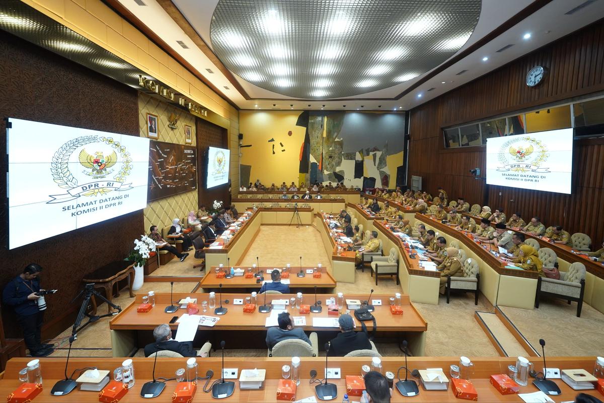 Foto 2 dari 14: Pj Wali Kota Ikuti Rapat Kerja dan RDP Bersama Komisi II DPR RI, Bahas Persiapan dan Kesiapan Pilkada