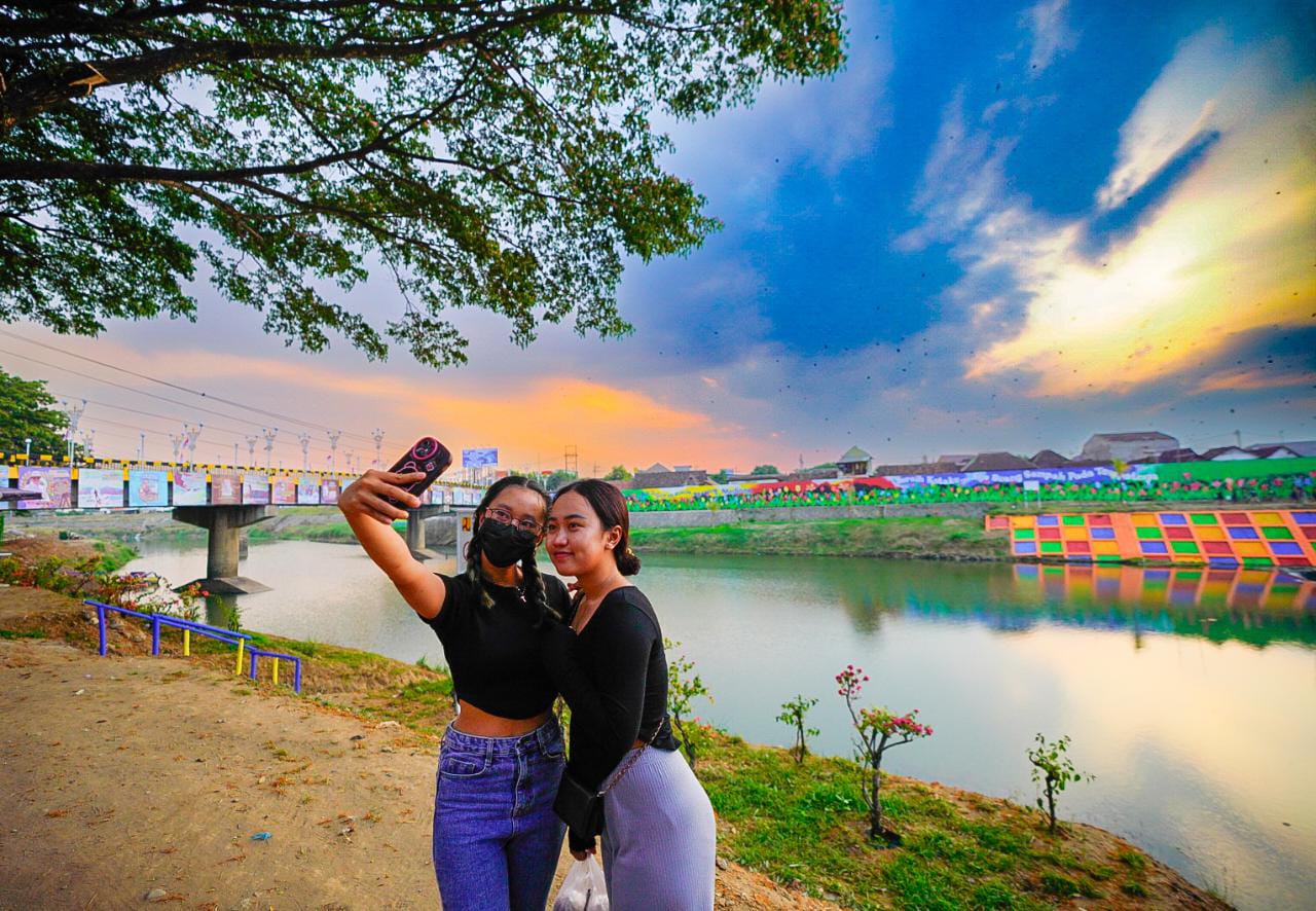 Foto utama berita: Secangkir Senja di Bantaran Kota