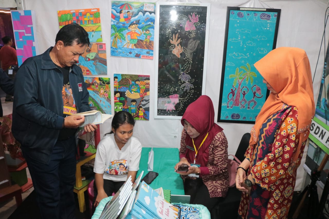 Foto 7 dari 15: Tinjau Stand Pameran dan Saksikan Gelar Kreativitas Siswa, Wali Kota Harap Potensi Siswa Tersalurkan