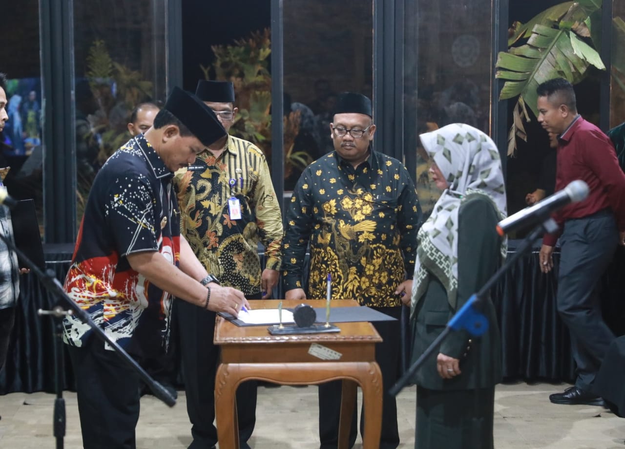 Foto 15 dari 15: Lantik 20 Pejabat, Wali Kota: Tugas Adalah Ibadah, Pejabat Harus Menjadi Contoh