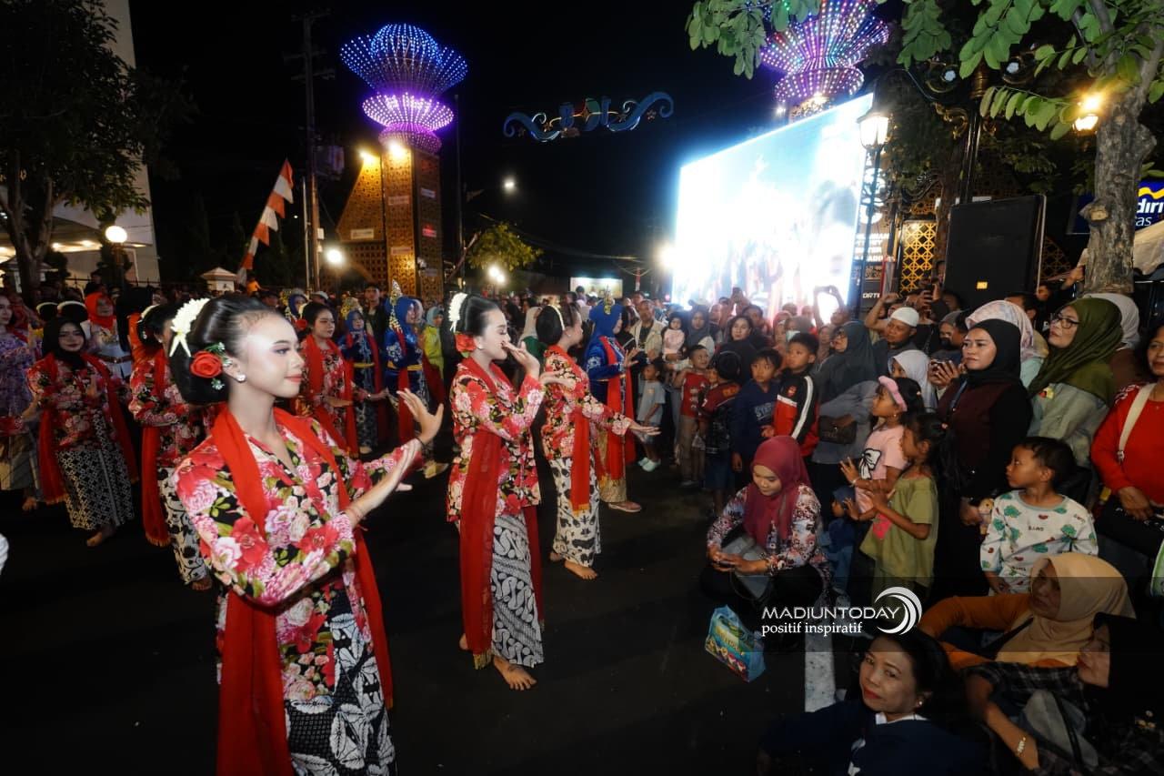 Foto 15 dari 19: Ketika Warga Turun ke Jalan, Menari Bersama di Panggung Kota