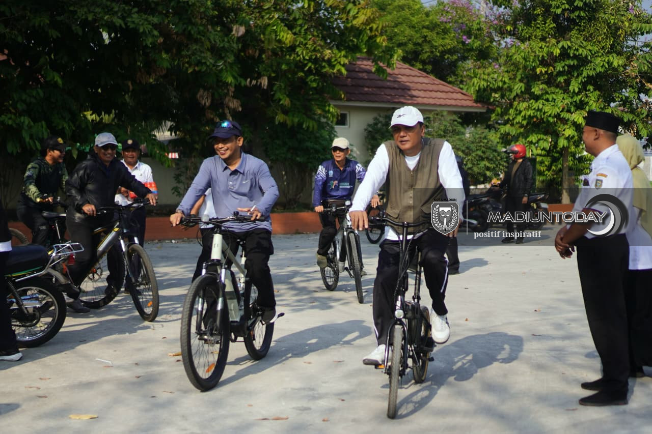 Foto 9 dari 19: Gowes Keliling Kota, Plt Wali Kota Madiun Cek P2L, Data Ekonomi hingga Kebersihan Lingkungan
