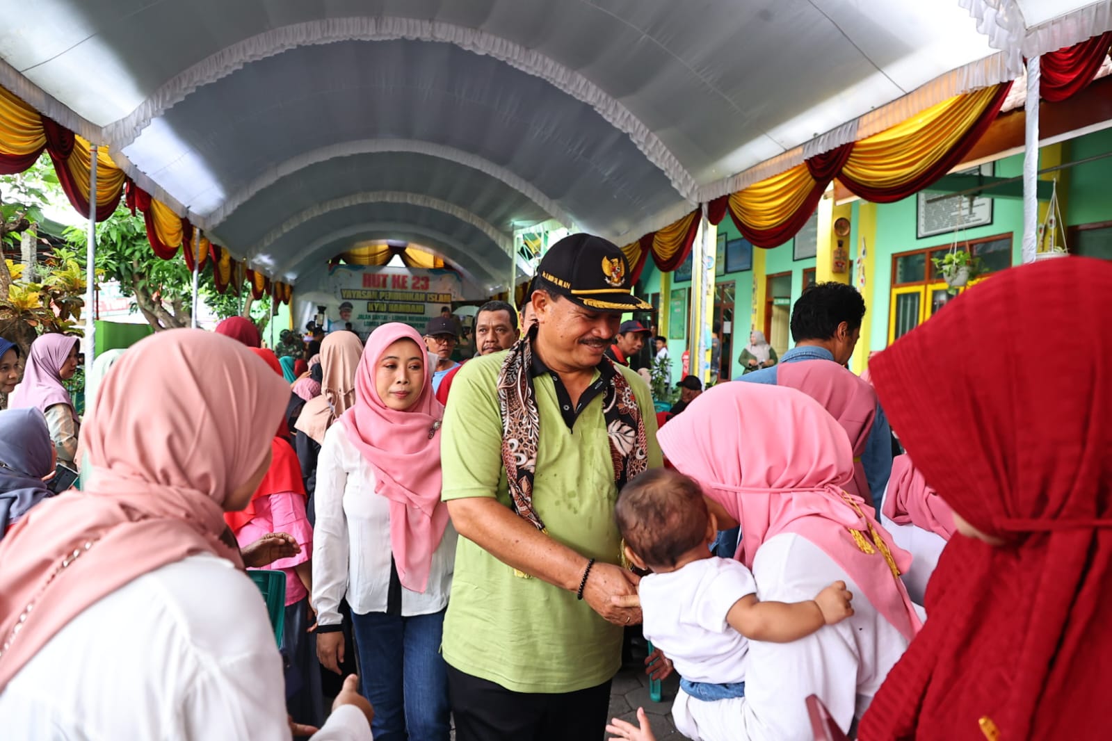 Foto 7 dari 8: Hadiri Pembukaan HUT ke-23 Yayasan Pendidikan Islam Kyai Hamdani, Wali Kota Turut Bagi Hadiah dan Susu Sntuk Siswa-Siswi
