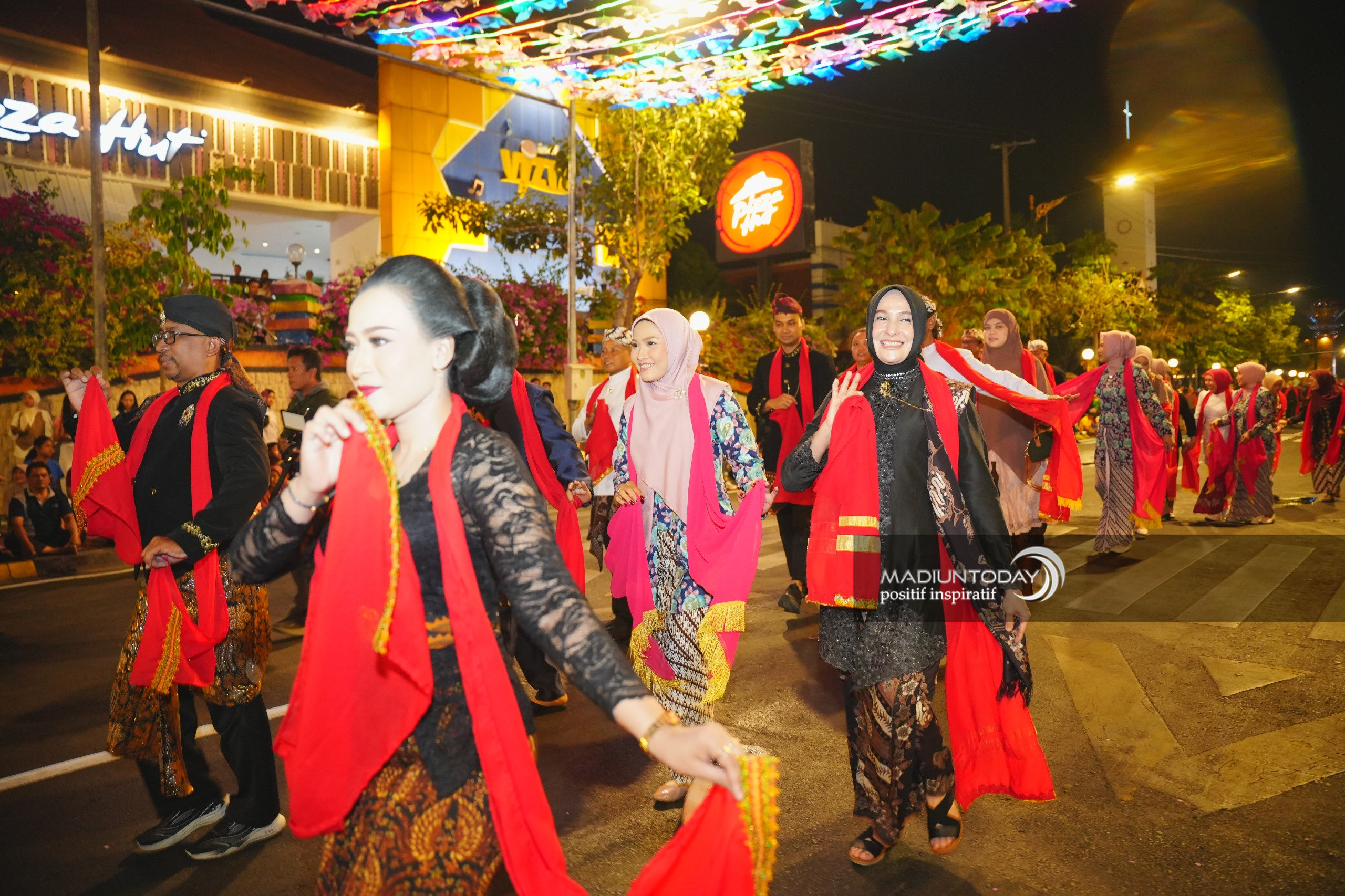 Foto 5 dari 11: Madiun Menari Pukau Wawali Pekalongan: Madiun Luar Biasa!
