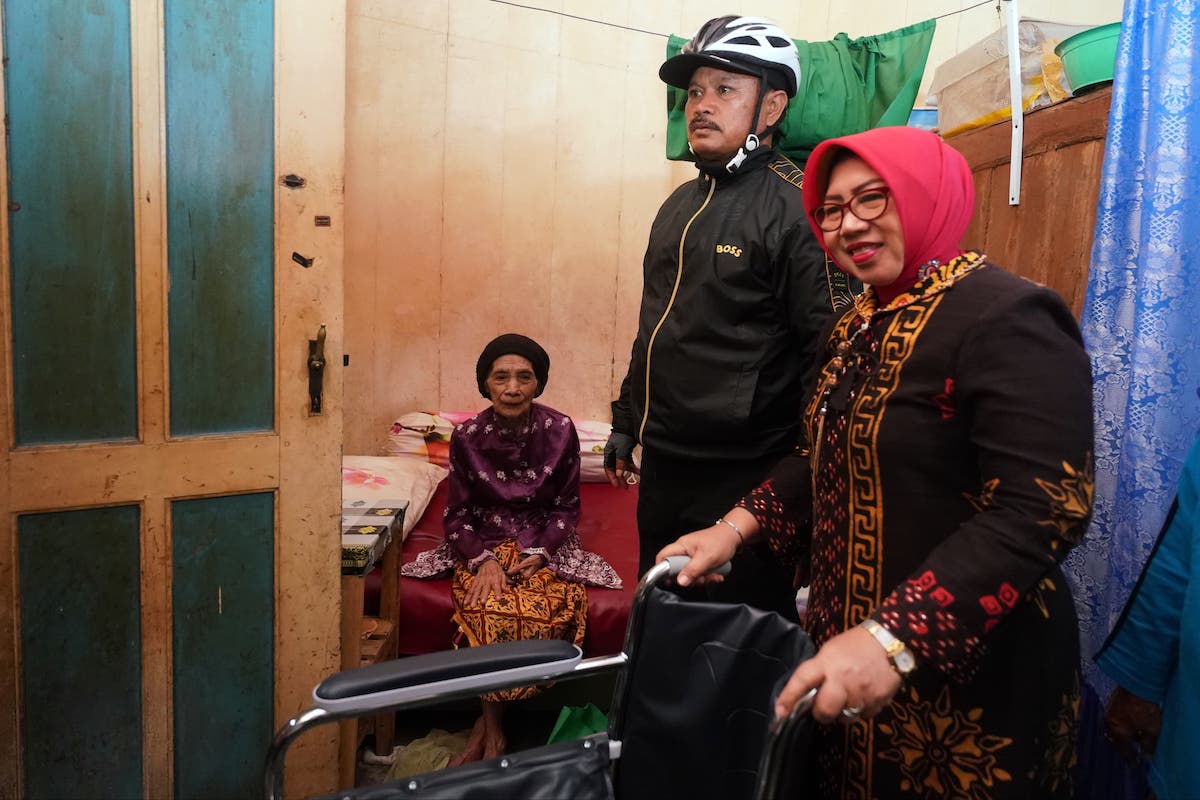 Foto 8 dari 9: Salurkan Bantuan ke Warga, Wali Kota: Pemerintah Hadir untuk Masyarakat